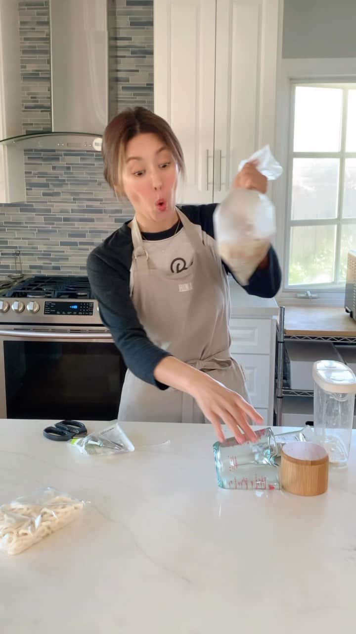 高木りなのインスタグラム：「朝からボーッとする日のひとりランチ 簡単にうどんのはずが ちくわの磯辺揚げも食べたくなったけど ボーッとし過ぎてミスばかり🙃 最近見てる動画見ながらいただきます🙏🏻 혼자 점심 간단히 우동 먹으려다가 치쿠와 이소베튀김도 먹고 싶게되서 만들기 시작하는데  계속 멍~해서 실수 많이 했네요 ㅎㅎ  요즘 보는 동영상 보면서 잘 먹겠습니다🙏🏻」
