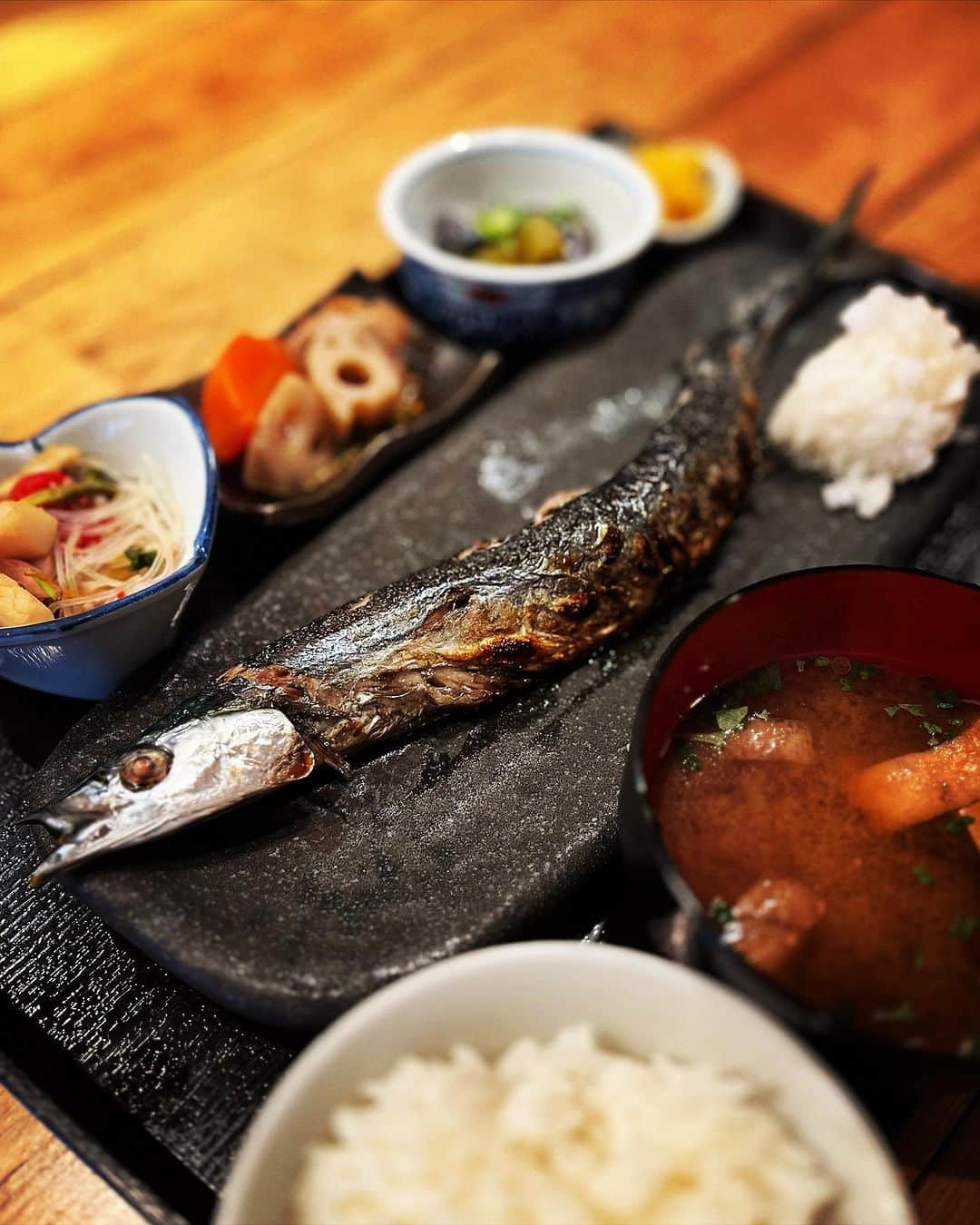 新宿寅箱のインスタグラム：「・ 旬のもの食べましょうね〜 ・ 炭火で焼き上げる秋刀魚 絶品です‼︎ #スタッフ募集 #まかない #求人 #アルバイト募集 #和食ランチ #和食ごはん #新宿グルメ #新宿ランチ #新宿寅箱 #寅箱 #寅箱ランチ #東京グルメ #東京ランチ#さんま #秋刀魚 #秋刀魚の塩焼き」