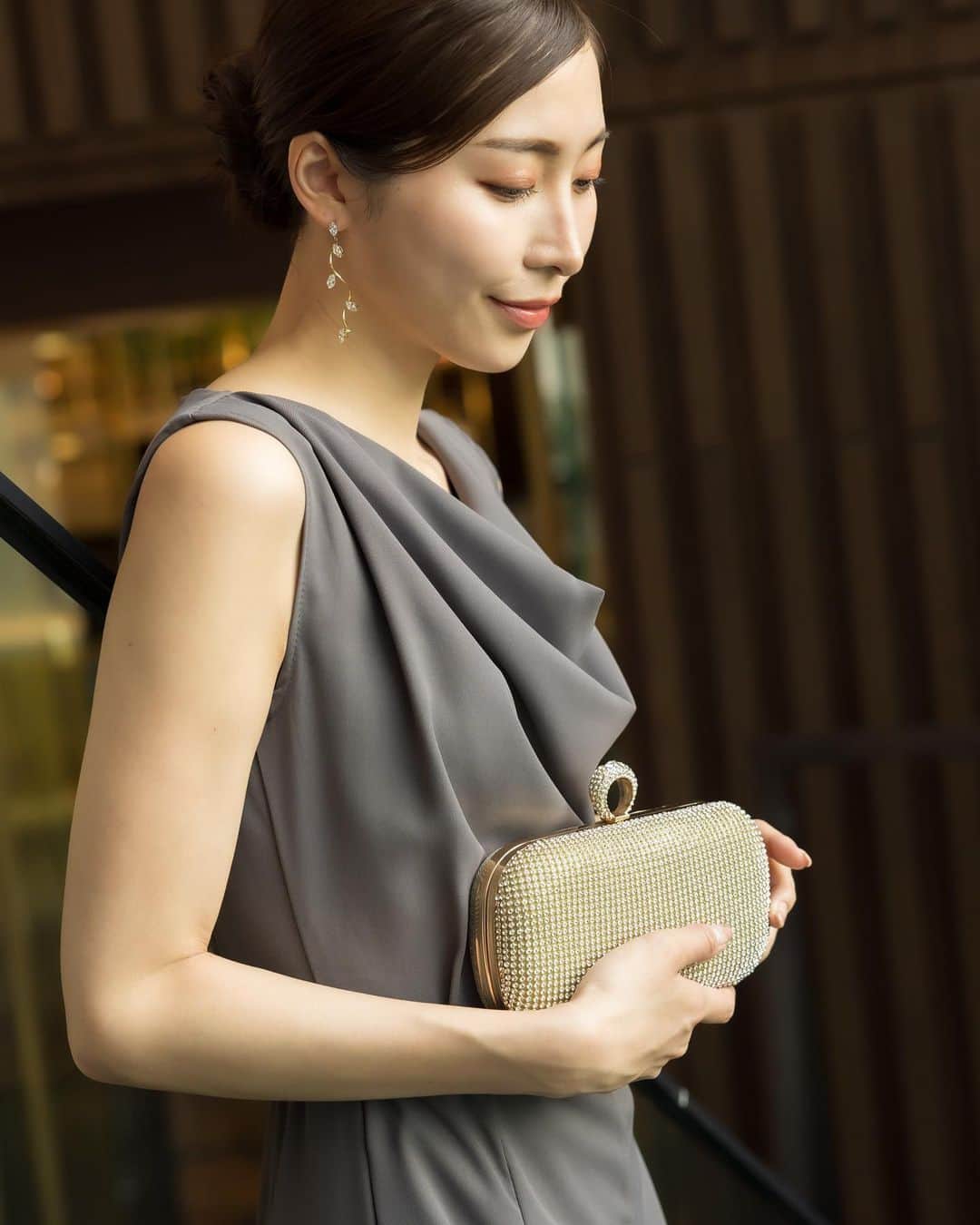 デュラスアンビエントさんのインスタグラム写真 - (デュラスアンビエントInstagram)「#ベルトセットドレープオールインワン <Ivory, Charcoal, Black>  エフォートレスで洗練されたオールインワンが到着。  シンプルなワントーンに映えるたおやかなドレープが、上品でリュクスな印象へと昇華。  身体のラインを拾わないゆとりのある着心地ですが、ゴールドベルトでウエストマークをすれば、メリハリのあるシルエットが叶います。  ＿＿＿＿＿＿＿＿＿＿＿ ✔︎ @ambient_styling #AMBIENT #ambient_official #ambientstyle #アンビエント #お呼ばれコーデ #オールインワン #二次会コーデ #オケージョン #オケージョンコーデ」10月5日 11時38分 - ambientofficial