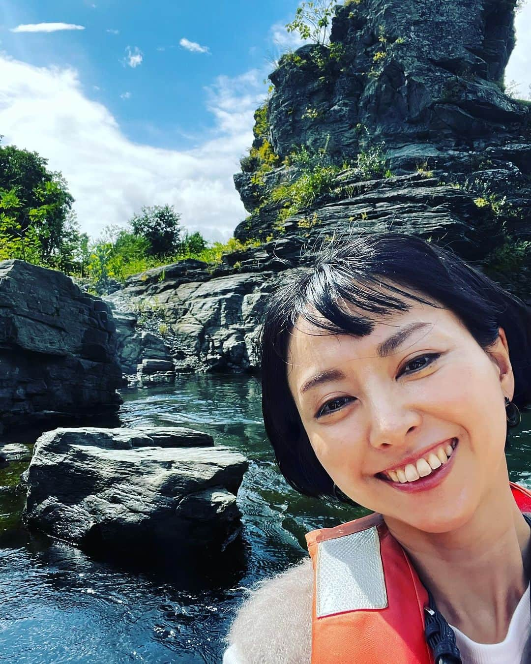 野村佑香さんのインスタグラム写真 - (野村佑香Instagram)「【夏旅リベンジの日帰り長瀞＆秩父】  今年の我々の旅行運は最悪なようで。 子供あるあるの旅行直前に熱を出すってやつ。今年は冬も夏もそれを経験しまして…。  ならば、予定を前から決めずに空いてて、皆が元気な週末にサプライズ的な形でいっちゃおう✊  と日帰り旅に、埼玉のばあばにもおいでいただき行ってきたのでした🚗  長瀞の川下りは、 綺麗に晴れた空の下、澄んだ水の上をすいすい手漕ぎの船ですべっていくようにわたるのは気持ちが良かった❣️  子供も大人も少しの渓流のスリルと 岩壁や、大岩の景観に魅せられて、 とても気に入りました🙆‍♀️  その後は、秩父のおそばをいただき 念願の天然氷　#阿左美冷蔵  さんへ🎵 子供達はいちごミルクを🍓 大人たちは秘伝蜜のスペシャルを✨  予想以上の盛り方で現れた、 魅惑のフワフワの天然氷に、大人も子供も必死にかきこむ笑  氷の美しさや溶け方もさることながら、3種のあんこさんが美味しくて🤍さすがでした👏  そして、日本酒の蔵元の#長瀞蔵　さんへ🍶 日本酒だけでなく、素敵な酒器や小物。おつまみまで。 おしゃれでデザイン性が高く、 長瀞に来た際はまた、再訪したくなりました😊  その後、温泉で締め♨️🧖‍♀️  夏休みには来られなかったけど、 秋の始めのちょうどよい季節🍁 いい時間になりました☺️  #秋旅#長瀞#秩父#家族旅行#長瀞川下り」10月5日 11時38分 - nomuyuu