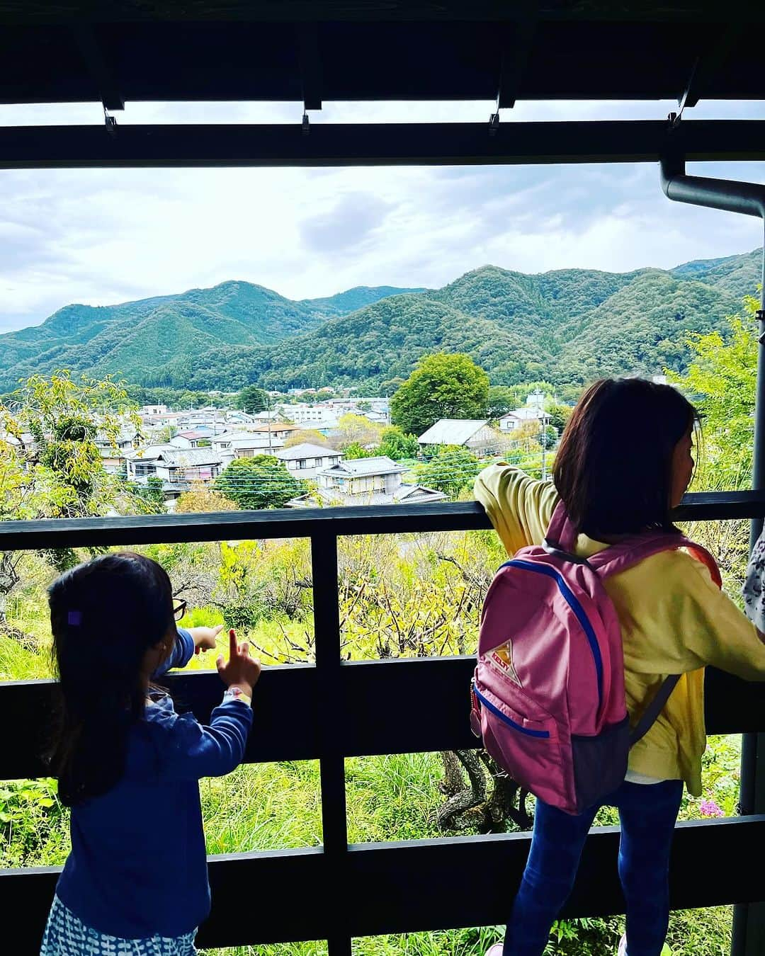 野村佑香さんのインスタグラム写真 - (野村佑香Instagram)「【夏旅リベンジの日帰り長瀞＆秩父】  今年の我々の旅行運は最悪なようで。 子供あるあるの旅行直前に熱を出すってやつ。今年は冬も夏もそれを経験しまして…。  ならば、予定を前から決めずに空いてて、皆が元気な週末にサプライズ的な形でいっちゃおう✊  と日帰り旅に、埼玉のばあばにもおいでいただき行ってきたのでした🚗  長瀞の川下りは、 綺麗に晴れた空の下、澄んだ水の上をすいすい手漕ぎの船ですべっていくようにわたるのは気持ちが良かった❣️  子供も大人も少しの渓流のスリルと 岩壁や、大岩の景観に魅せられて、 とても気に入りました🙆‍♀️  その後は、秩父のおそばをいただき 念願の天然氷　#阿左美冷蔵  さんへ🎵 子供達はいちごミルクを🍓 大人たちは秘伝蜜のスペシャルを✨  予想以上の盛り方で現れた、 魅惑のフワフワの天然氷に、大人も子供も必死にかきこむ笑  氷の美しさや溶け方もさることながら、3種のあんこさんが美味しくて🤍さすがでした👏  そして、日本酒の蔵元の#長瀞蔵　さんへ🍶 日本酒だけでなく、素敵な酒器や小物。おつまみまで。 おしゃれでデザイン性が高く、 長瀞に来た際はまた、再訪したくなりました😊  その後、温泉で締め♨️🧖‍♀️  夏休みには来られなかったけど、 秋の始めのちょうどよい季節🍁 いい時間になりました☺️  #秋旅#長瀞#秩父#家族旅行#長瀞川下り」10月5日 11時38分 - nomuyuu