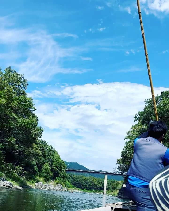 野村佑香のインスタグラム：「【夏旅リベンジの日帰り長瀞＆秩父】  今年の我々の旅行運は最悪なようで。 子供あるあるの旅行直前に熱を出すってやつ。今年は冬も夏もそれを経験しまして…。  ならば、予定を前から決めずに空いてて、皆が元気な週末にサプライズ的な形でいっちゃおう✊  と日帰り旅に、埼玉のばあばにもおいでいただき行ってきたのでした🚗  長瀞の川下りは、 綺麗に晴れた空の下、澄んだ水の上をすいすい手漕ぎの船ですべっていくようにわたるのは気持ちが良かった❣️  子供も大人も少しの渓流のスリルと 岩壁や、大岩の景観に魅せられて、 とても気に入りました🙆‍♀️  その後は、秩父のおそばをいただき 念願の天然氷　#阿左美冷蔵  さんへ🎵 子供達はいちごミルクを🍓 大人たちは秘伝蜜のスペシャルを✨  予想以上の盛り方で現れた、 魅惑のフワフワの天然氷に、大人も子供も必死にかきこむ笑  氷の美しさや溶け方もさることながら、3種のあんこさんが美味しくて🤍さすがでした👏  そして、日本酒の蔵元の#長瀞蔵　さんへ🍶 日本酒だけでなく、素敵な酒器や小物。おつまみまで。 おしゃれでデザイン性が高く、 長瀞に来た際はまた、再訪したくなりました😊  その後、温泉で締め♨️🧖‍♀️  夏休みには来られなかったけど、 秋の始めのちょうどよい季節🍁 いい時間になりました☺️  #秋旅#長瀞#秩父#家族旅行#長瀞川下り」