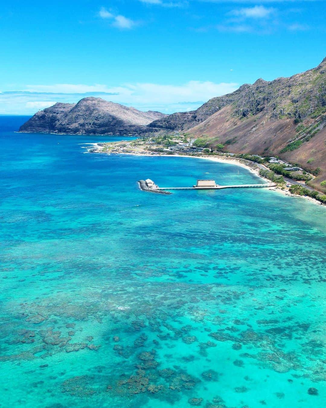 shihoのインスタグラム：「🩵💙💎💙🩵 ・ 手前に見えているのは 海洋の調査等を行っている マカイ・リサーチ・ピア。 ・ 移り変わる景色を眺めながら 東海岸沿いのドライブも最高♡ ・ #hawaii#islandofoahu#oahu#ハワイ#trip #オアフ島#travel#loco_hawaii#travel_jp #funtorip#タビジョ#旅MUSE#genic_travel #genic_mag#たびねす#旅行#genic_hawaii #eastcoast#oceanc#beach#view#oahuhawaii #tabijyomap_hawaii#lealeahawaii#2023」