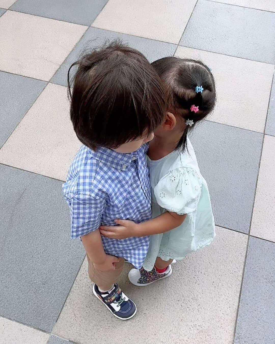 蒼乃夕妃のインスタグラム：「何なのこの可愛い2人🩷  ハワイに住んでいる同期のさきちゃんとランチへ✨ 何日か前からさきちゃんとアライアス君に会いに行くよ〜❗️と伝えていたので、会った瞬間からおてて繋いでました😂 打ち解けるのが早い🤣  一緒にお出掛けして、走り回って、本当に楽しそうだったキウイ氏🥝 優しいアライアス君は、キウイ氏に何をされても全て受け入れてくれてました😭 ホントありがとう😭  さきちゃんとは妊娠中から日本とハワイで子育てのアレやこれやを分かち合ってきた😊 久しぶりに会えて本当嬉しかった❣️ そして全然変わってなくて、さきちゃんは会うとホッとする😌 とってもニュートラルに時間を過ごせる人なんです✨  また日本に帰国したらみんなで会おうね✨ キウイ氏🥝、この日からお出掛けする度にアライアス君は？って私に聞きます…笑」
