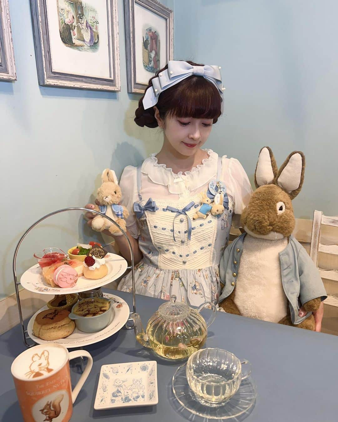 青木美沙子さんのインスタグラム写真 - (青木美沙子Instagram)「自由が丘にあるピーターラビットカフェ🐰🍰 お洋服は、中国のブランドさんの 仲夏物語さん💕  ピーターラビットの世界観大好き💕」10月5日 11時58分 - misakoaoki