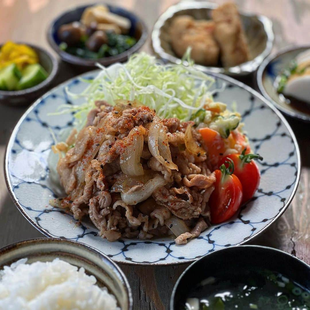 はらぺこのインスタグラム：「豚コマで生姜焼き定食  生姜焼きと小鉢3個 ご飯と味噌汁付き…  ♪生姜焼き ♪冷奴 ♪がんも煮 ♪小松菜とお揚げのたいたん ♪ご飯🍚 ♪わかめと豆腐の味噌汁 ♪お漬物  急に生姜焼きが食べたい！？ と言う旦那ハンのリクエストに 応える優しい奥サマ…🤪  こんな時冷蔵庫に常備菜が有れば チャチャっと定食が出来るねんな🙆‍♀️  #お昼ごはん #生姜焼き #生姜焼き定食 #おうちごはん #おうちごはんlover #フーディーテーブル #家庭料理 #おうちカフェ #和食 #料理 #常備菜 #定食 #簡単料理 #豚肉 #お惣菜 #おばんざい #野菜 #食育 #日々の暮らし #丁寧な暮らし #てづくりごはん365 #クロワッサン大人のうつわ部 #器 #うつわ #砥部焼 #陶彩窯 #豆皿 #ポテトサラダ #がんも #米」