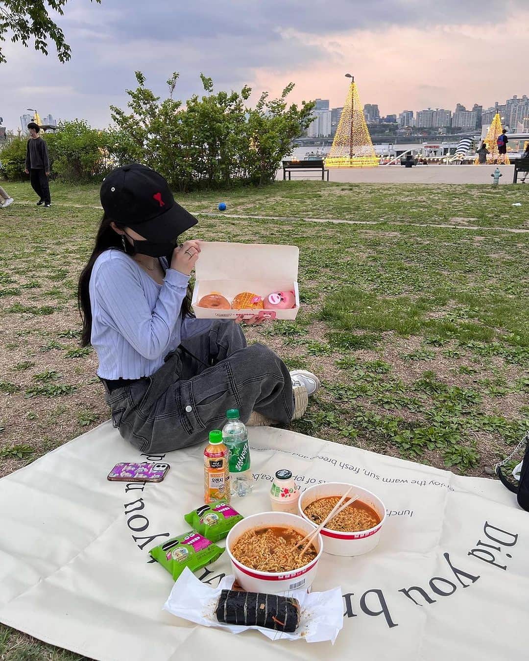 アシアナ航空日本地域公式アカウントさんのインスタグラム写真 - (アシアナ航空日本地域公式アカウントInstagram)「漢江ラーメン🍜  ┈┈┈┈┈┈┈┈┈┈ 漢江公園内のコンビニにある自動調理機で作るインスタントラーメン。 ラーメンを食べながらピクニックや夜景を楽しむ人が 韓国では定着しています。  これからの季節、外で食べるラーメンは格別。 ぜひ漢江を眺めながら召し上がってみてください！  📸 @mio__ari @t.k.224 @minnierikako  ┈┈┈┈┈┈┈┈┈┈   #アシアナ航空 #アシアナ #ASIANA #asianaair #asianaairline #OZ #Flyasiana #韓国 #korea #韓国旅行 #✈️#漢江公園 #漢江ラーメン #漢江 #ハンガン #インスタントラーメン #韓国ラーメン」10月5日 19時00分 - asiana.jp_official