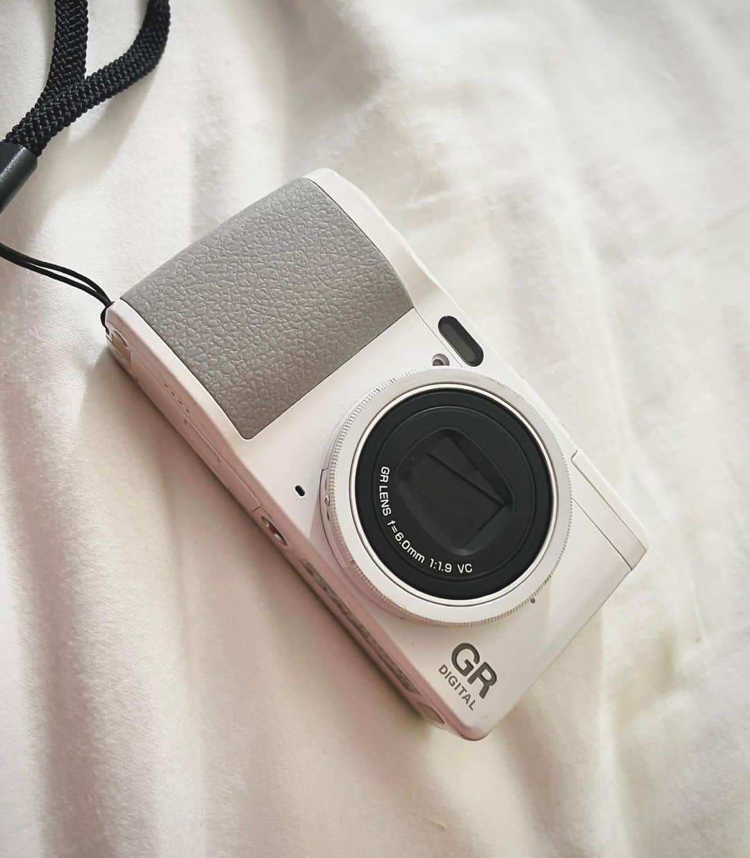 キャンヒロユキのインスタグラム：「【RICOH GR Digital Ⅳ Whiteが可愛すぎる】  久しぶりに物置から引っ張り出してきました。当時世界10,000台だったそう。 充電器が見当たらないので立ち上がらないので眺めてるだけです。」