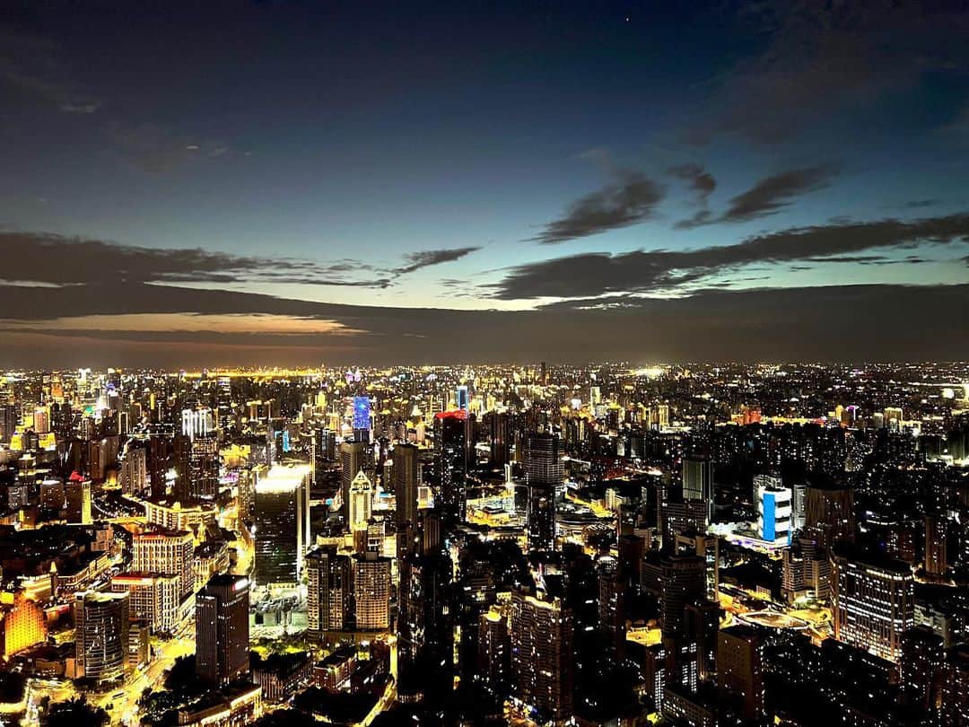 ジャン・シューアイのインスタグラム：「Such beautiful view of Shanghai 🌟」