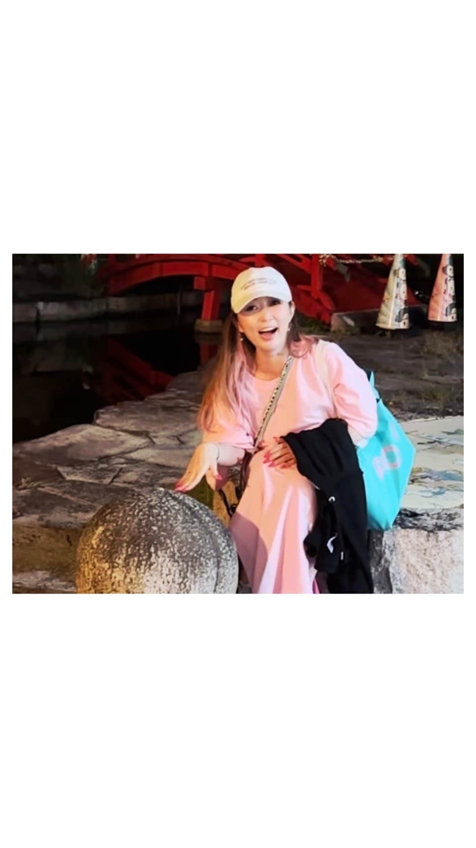 荒牧陽子のインスタグラム：「2023.夏のチームマキタソ④ ┈︎┈︎┈︎┈︎┈︎┈︎┈︎┈︎┈︎┈︎┈︎┈︎ 夏の振り返り… 地元岡山空港で写真撮ってたら でっかめの虫触って ゾワッのやつ🐜 虫もビックリしたことだろう（ごめん ⁡ その手を口に持っていっちゃうマキタソもまた ゾワッ😨（無意識 ┈︎┈︎┈︎┈︎┈︎┈︎┈︎┈︎┈︎┈︎┈︎┈ #荒牧陽子 #虫 #🐜」