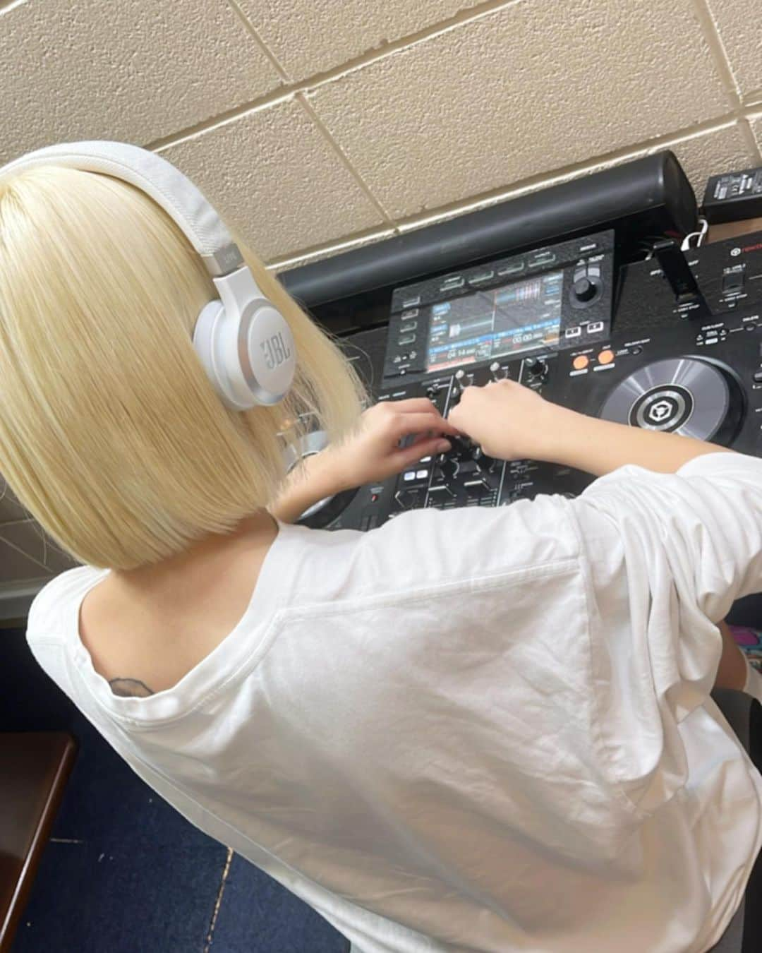 いーたろのインスタグラム：「10月15日DJデビュー本番までしっかり練習🎧  本番は【渋谷VIZEL】でやります🔥 私が回すのは最後の21時〜21時30の予定です♪ 大トリなんて緊張するけどみんなデビュー戦いーたろゲストで見にきてね💕  #いーたろ#いーたろ様#DJ#DJデビュー#VIZEL#渋谷」