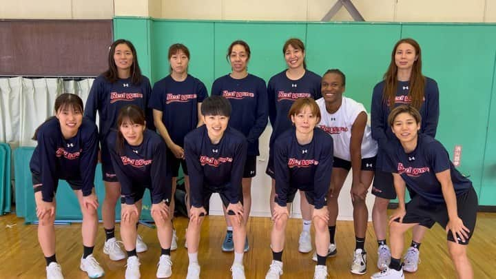 宮澤夕貴のインスタグラム：「きっちゃんがんばれ〜🏀✨ RedWaveパワー届け🫶🫶🫶 結局TAKE1が1番まともだったかもしれない。 撮った順に載せてます☻  #撮り直しの理由は #1はけるときに声だそ #2最後のアキ #3きらのいきなりのがんばってね〜？」