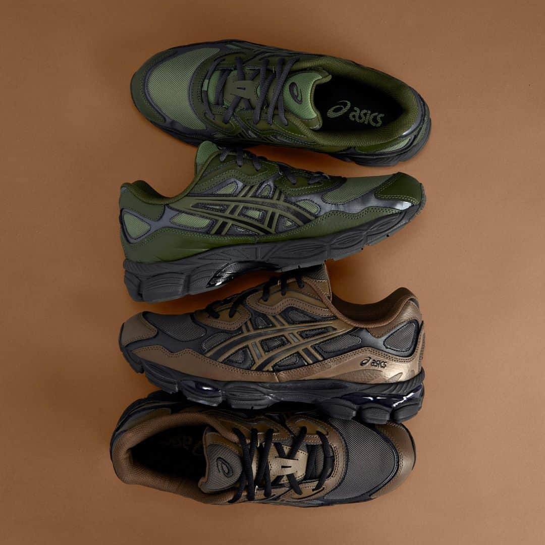 ASICS Tiger JAPANのインスタグラム：「. GEL-NYC -DARK SEPIA/CLAY CANYON -MOSS/FOREST  IN STORES NOW  [取扱店舗] ・アシックス公式ストア（原宿店・心斎橋店・オンラインストア） ・一部のスポーツスタイル商品取扱店  GEL-NYCは、伝統とモダンなパフォーマンスランニングスタイルからインスパイアされ誕生したライフスタイルスニーカー。​アッパーは、2000年代初頭に登場したGEL-NIMBUS 3をベースに、GEL-MCPLUS Vのさまざまなデザインを掛け合わせている。​ツーリングは、ランニングシューズGEL-CUMULUS 16のツーリングシステムを使用し、アッパーのレトロなデザインを際立たせている。軽量性に優れたフォーム材とGELテクノロジーを採用したミッドソールが快適な履き心地をサポート。  #GELNYC #ASICS #ASICSSportStyle  #kicks #sneakers #sneakerhead #sneakerfam #シューズ #スニーカー #ファッション #カジュアル #カジュアルコーデ #ストリートファッション #ジャパスニ #スニーカーヘッズ #ストリートコーデ #コーディネート #スニーカー男子 #スニーカー女子」