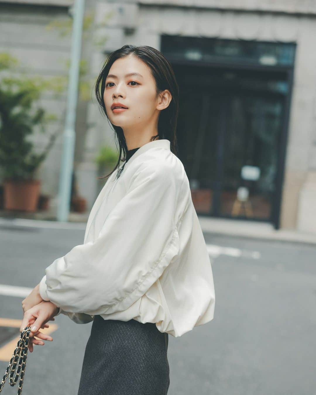 NATURAL BEAUTY BASICのインスタグラム：「松木育未さん着用の 秋の新作webカタログ第1弾が大好評公開中♡  ■バルーンブルゾン ¥13,970 tax in size:S/M color:エクリュ/ライトモカ #0173255043  ■キュウシンケーブルニット ¥6,930 tax in size:FR color:オフ/クロ/ピンク/ブルー/ イエロー(新宿ミロード店・bdONLINE限定カラー) #0173270040  ■カルゼフリンジミニスカート ¥8,910 tax in size:XS/S/M color:チャコール/オフ/ブルー/ ベージュ(bdONLINE限定カラー) #0173220053  ------------  Trend Tips -2023Autumn-  表面感のあるジャガードスカートに トラッドなアランニット、 大人フェミニンなミニ丈のニットワンピースetc.  今季トレンドをふんだんに盛り込んだ新作をデリバリー。 コーデの鮮度を高めてくれる キャッチーなアイテムで秋本番に備えて。  #松木育未 さん #新作アイテム #ニット #カーディガン #スカート #タイトスカート #ナロースカート #フロントボタンスカート #秋コーデ #お出かけコーデ #オフィスコーデ #オフィスカジュアル #通勤コーデ #大人可愛い #カラーコーデ  #着回しコーデ #きれいめカジュアル  #ベーシックコーデ #ベーシック #ナチュラルコーデ #トレンドスタイル #シンプルコーデ #ナチュラルビューティーベーシック #naturalbeautybasic」