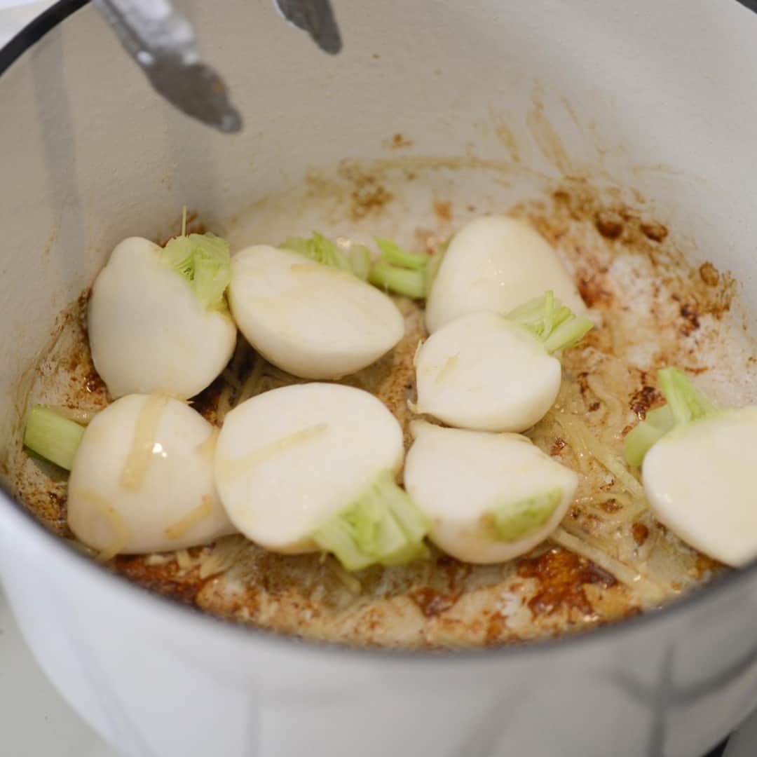おうちごはん編集部さんのインスタグラム写真 - (おうちごはん編集部Instagram)「【柚子香る押し麦と鶏肉のスープ】#レシピ あり▼  気温の変化が大きい季節の変わり目は、体調を崩しやすい時期➰ なんとなく体の不調を感じたときには、胃腸を労わる温かいスープがおいしい😋💕  そこで今回ご紹介するのは、柚子がふんわりと香るやさしい味付けのスープレシピです🥣押し麦もたっぷり入っているので、しっかりお腹も満足しますよ👍  --------👇レシピ👇---------  柚子香る押し麦と鶏肉のスープ  ▼材料（4〜5人分）  ・鶏肉（手羽元・手羽先）……400g ・かぶ（小）…… 4個 ※かぶの大きい場合は2個に減らして調整してください。 ・ちんげん菜……2株 ・生姜……1片 ・柚子……1/2個 ・ごま油……小さじ2  【A】 ・押し麦……50g〜80g ・鶏ガラスープ……大さじ1 ・水……800ml ・酒……大さじ2 ・塩・こしょう……少々  ▼下準備  1. かぶとちんげん菜は縦半分にカットする。 ※かぶは、煮崩れ防止のために皮付きのまま使用しています。気になる方は皮を剥いてご使用ください。  2. 鶏手羽元と手羽先は骨にそって縦に2本切り込みを入れる。塩、白こしょうを各少々、酒を大さじ1/2ふり手でよく揉み込む。（分量外）  3. 押し麦は水道水でさっと洗い、ざるにあげておく。  4. 生姜は2mm幅の棒状にカットする。  5. 柚子は4等分のくし切りにする。  ▼作り方  1. 厚手の鍋にごま油を弱めの中火で熱し、鶏肉の皮目がこんがりとするまで焼き目を付ける。焼き目が付いたら、バットなどに取り出しておく。  2. 同じ鍋に生姜とかぶを加えて炒める。  3. 生姜がしんなりとしてきたら、鶏肉とAを全て加え沸騰するまで強火で加熱する。  4. 沸騰したらアクを取り除き、弱火にしてさらに20分〜30分加熱する。 ※この時に出てきたあくはその都度取り除いてくださいね！  5. ちんげん菜と柚子は出来上がる5分前に鍋に加える。  6. お好みで塩、黒こしょうで味を整えて完成。  photo by @ayakacooks  🔽「柚子香る押し麦と鶏肉のスープ」のレシピは、おうちごはんの記事でもご紹介しています！ https://ouchi-gohan.jp/2952/  ------------------ ◆このレシピを作ってみたいと思った方は「保存📄」を、おいしそうと思った方はぜひ「いいね♥」してね😚  ◆ #おうちごはんLover を付けて投稿するとおうちごはんの記事やこのアカウント、おうちごはん発信のトレンドリリースなどでご紹介させていただくことがございます。スタッフが毎日楽しくチェックしています♪  ［staff : まい姉］ ------------------  #おうちごはんlover #おうちごはんラバー #ouchigohanlover #ouchigohan  #あしたのおうちごはん #おうちごはん #recipe #レシピ #soup #スープ #スープレシピ #柚子 #ゆず #鶏肉 #押し麦 #自炊 #手料理 #献立 #晩御飯 #いたわりごはん #胃腸にやさしい #手作りスープ」10月5日 12時00分 - ouchigohan.jp