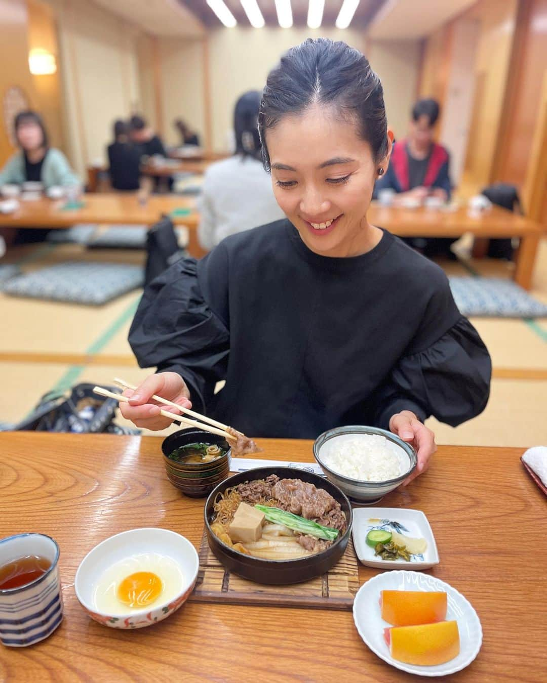 小川りかこのインスタグラム：「嬉しいお誘いで『銀座吉澤』へ。 何度も通り過ぎた事はあるのに、入ったのは初めて🥢 老舗すき焼き店でランチはコスパ良き！ と言う事で、バズってるwみたいですね！ 美味しかった〜！  #すき焼き#すきやき#ランチ#銀座#銀座ランチ#lunch#銀座吉澤#吉澤#ginzayoshizawa#グルメ#銀座グルメ#バズる #gourmet#コスパ#コスパ最高#美味しかった#sukiyaki」