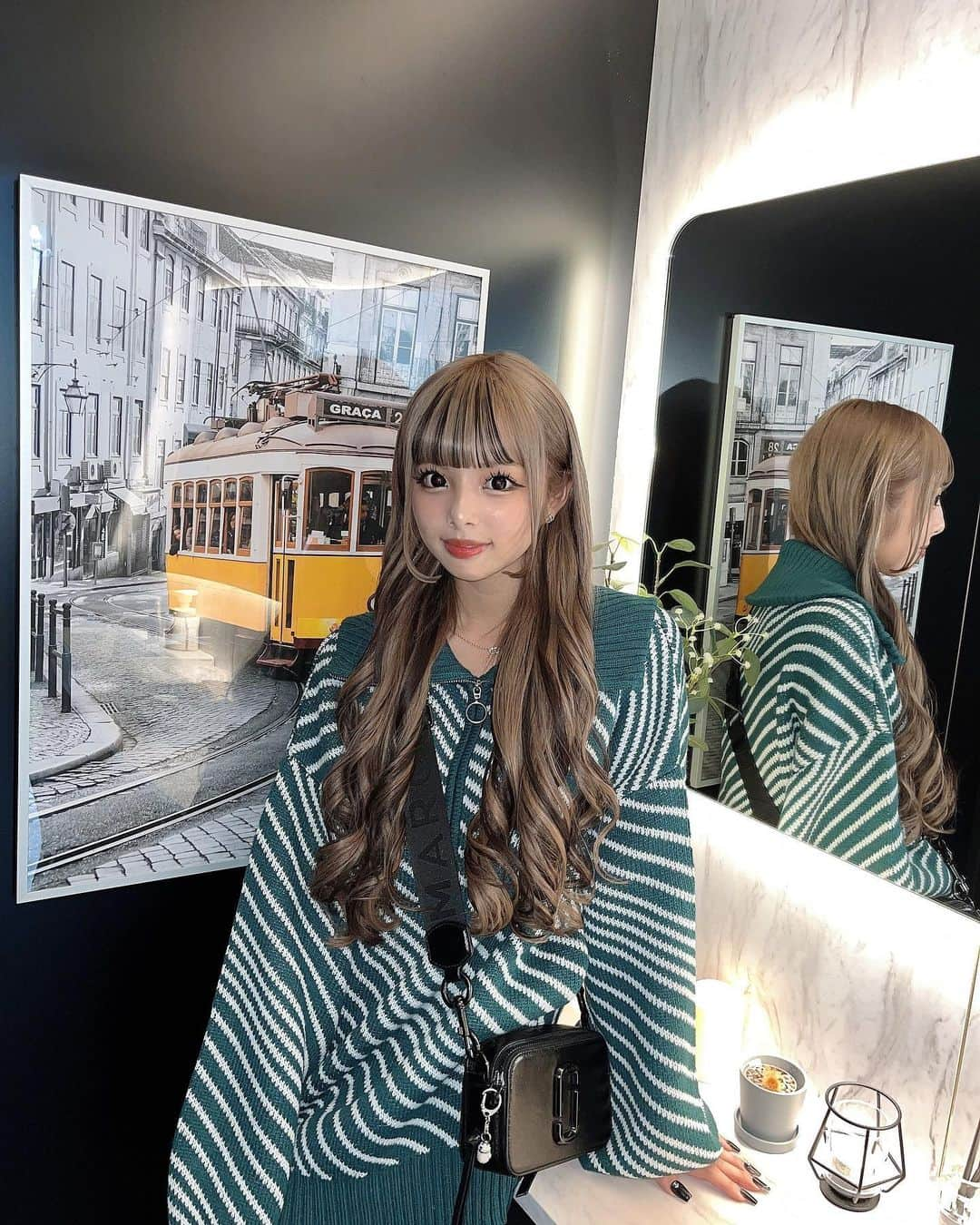 細川愛沙のインスタグラム：「Newhair🌟  ベースの色は前回と同じでそのままで インナーと前髪の黒は染めないでエクステだよ！！☺︎︎︎︎ @lapis.kouki さんいつもありがとうございます🫶🏻  トップスのニットは @spiralgirl_official のだよ~ ニット着れる季節になってきてうれしい💕🙈」