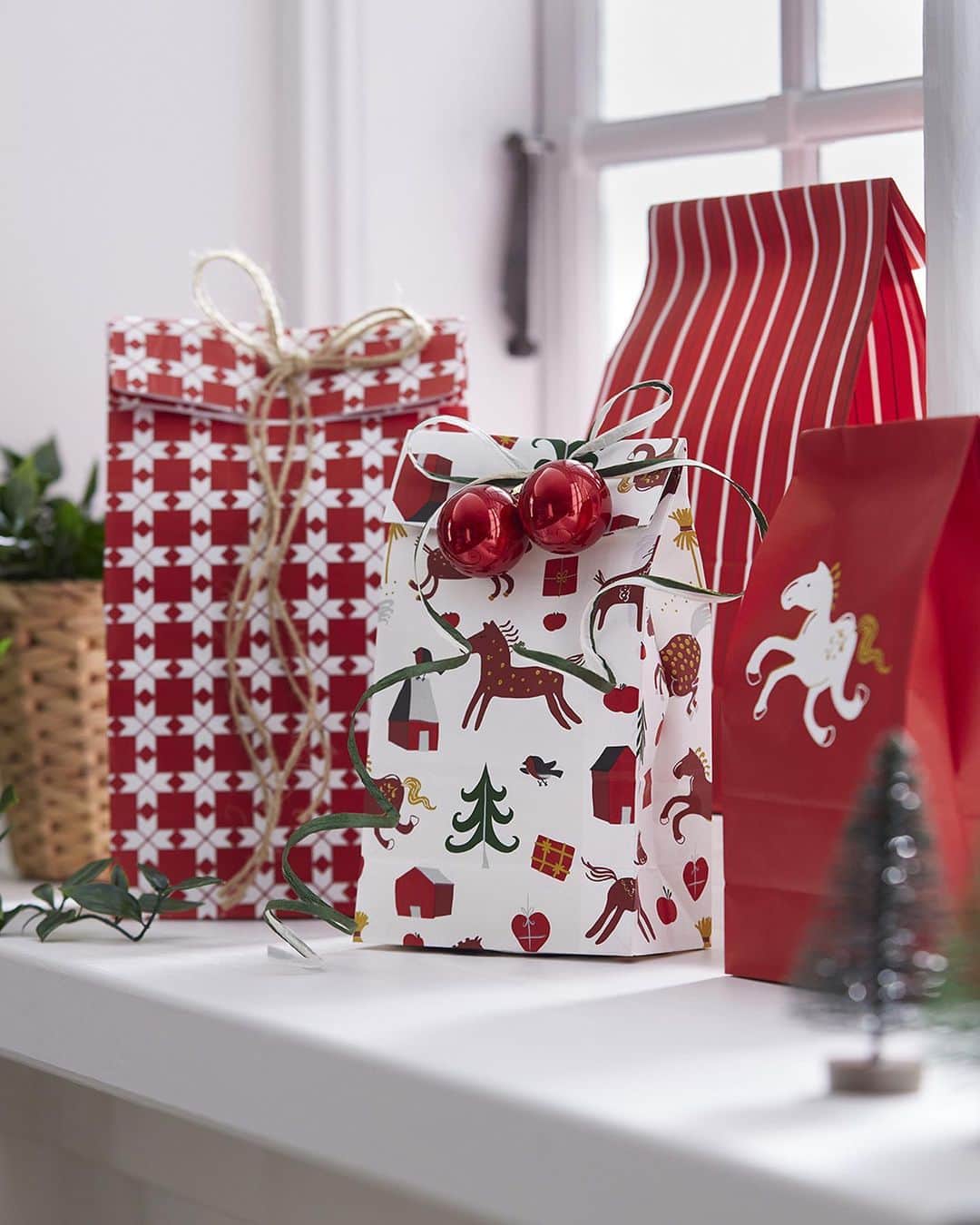 IKEA JAPANさんのインスタグラム写真 - (IKEA JAPANInstagram)「クリスマスを楽しもう🎄 ㅤ 一年でもっともワクワクする季節、クリスマスが近づいてきました。ツリーやオーナメント、雑貨やテーブルウェアなど、今年のクリスマスをめいっぱい楽しむためのアイテムをイケアでそろえませんか？ ⁡ #イケア #IKEA #ikeajapan #この家が好き #ものに居場所を #IKEAオンラインストア #サステナブル #サスティナビリティ #おうち時間 #インテリア #家具 #ワンルームインテリア #一人暮らし #部屋作り #部屋づくり #クリスマス #新商品 #ホリデー #クリスマス雑貨」10月5日 12時03分 - ikeajapan