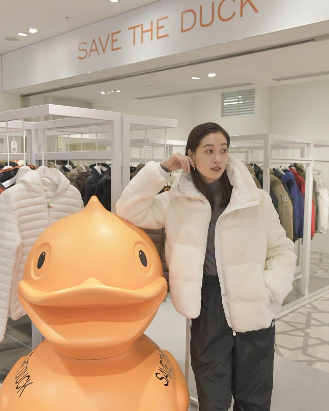 谷川りさこさんのインスタグラム写真 - (谷川りさこInstagram)「今日は大丸東京店にオープンした SAVE THE DUCKの ポップアップストアに行ってきました ‼️ 2023年秋冬シーズン最大規模の長期 ポップアップストアで、 私が着用している @savetheduck_jp  は動物・環境・人に配慮されたイタリア・ミラノで 誕生したサステナブルアウターウェアブランドしかも 軽さと保温性、通気性、速乾性も 兼ね備えていて本当に快適 近くに行く機会が あれば是非チェックしてみてください ⭐️  開催期間： 2023年10月4日〜2024年3月31日   #PR #savetheduck #セーブザダック」10月5日 12時08分 - risakoko