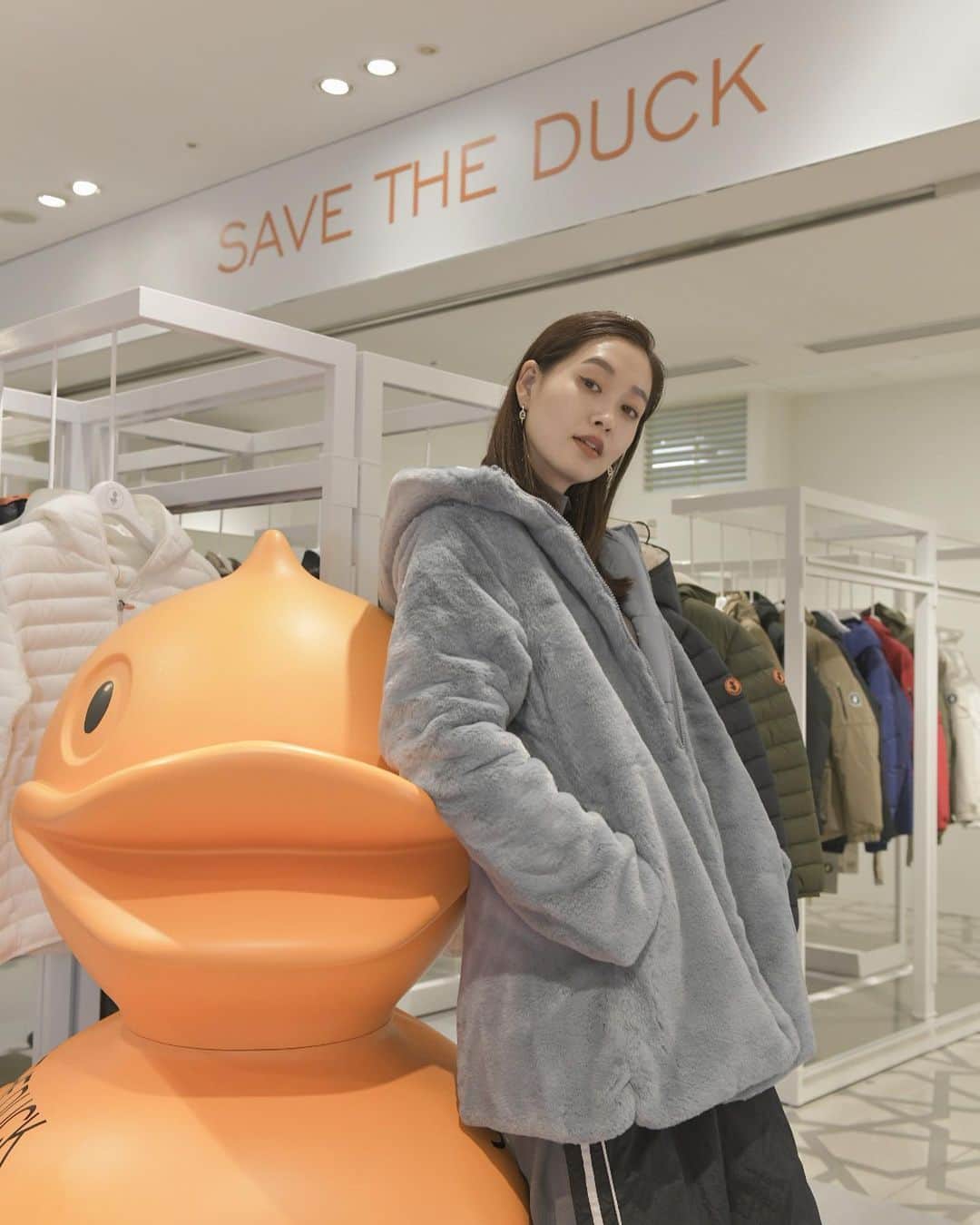 のインスタグラム：「今日は大丸東京店にオープンした SAVE THE DUCKの ポップアップストアに行ってきました ‼️ 2023年秋冬シーズン最大規模の長期 ポップアップストアで、 私が着用している @savetheduck_jp  は動物・環境・人に配慮されたイタリア・ミラノで 誕生したサステナブルアウターウェアブランドしかも 軽さと保温性、通気性、速乾性も 兼ね備えていて本当に快適 近くに行く機会が あれば是非チェックしてみてください ⭐️  開催期間： 2023年10月4日〜2024年3月31日   #PR #savetheduck #セーブザダック」
