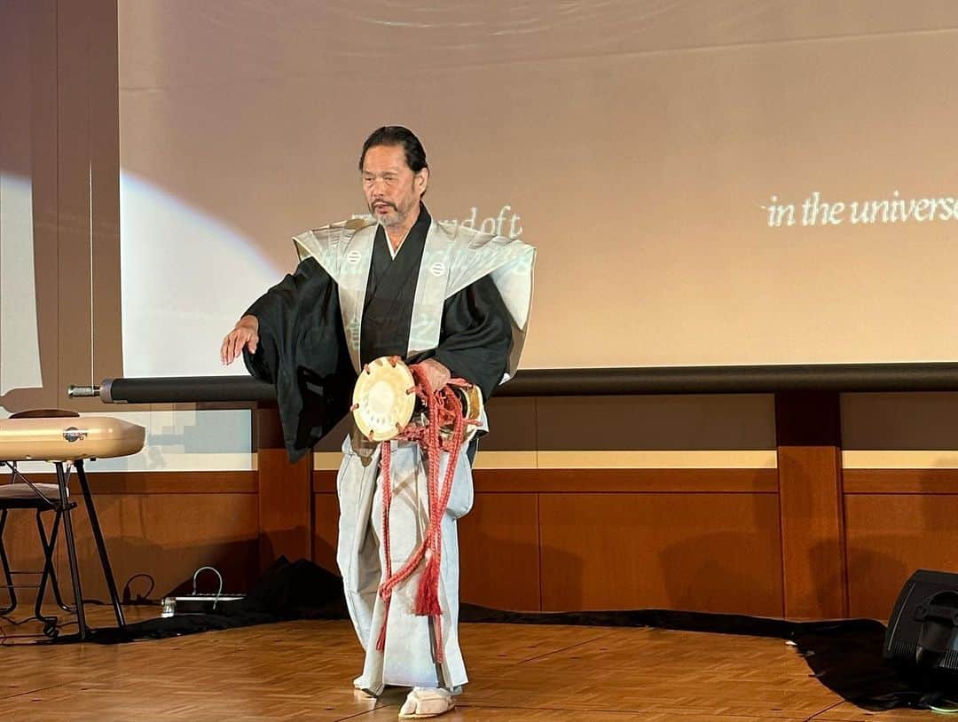 デヴィ・スカルノさんのインスタグラム写真 - (デヴィ・スカルノInstagram)「10月2日に　村尾泰史氏主催による　大変立派な　マーク画伯の追悼式典が　大阪　住吉大社吉祥殿にて行われました。  マークエステル画伯は日本に1970年万博の年に訪れ日本書紀、古事記、神話に出会い、感銘を受けました。  そしてそこから宇宙に向けた想像の世界、インスピレーションを感じ、絵筆を走らせ続けて50年。日本にある196神社に　ご自分の描いた絵を奉納し続けてこられました。  天照大神、神武天皇、伊邪那美命、伊弉諾尊などなど、造詣深く日本人に忘れられつつある日本の精神に心を向けるよう努力をされてきました。住吉大社の摂津一宮では荘厳な雰囲気のなかに禰宜様の祝詞奏上が捧げられました。その後大倉正之助氏の鼓と相方の太鼓が響き渡り奉納されました。  その後、吉祥殿に移り、「大地の種」の演奏と歌にはじまりマーク画伯が描いた数々の衣装を着た神話に出てくる神々達の見事な舞踊が展開され素晴らしい追悼式、偲ぶ会となりました。  1970年代初期に　ご両親が所有していた　南仏のカップ　エステル　ホテルでランチをして楽しい時間を過ごした思い出も昨日のことのように思い出されました。 写真家であり　無二の親友である写真家セバスチャン、弟のStephane Squarciafitchiさん、奥様、樽谷さんと。  マーク画伯の作品はこれからもマーク画伯の生きた証として残っていきます。素晴らしい事です。」10月5日 12時10分 - dewisukarnoofficial