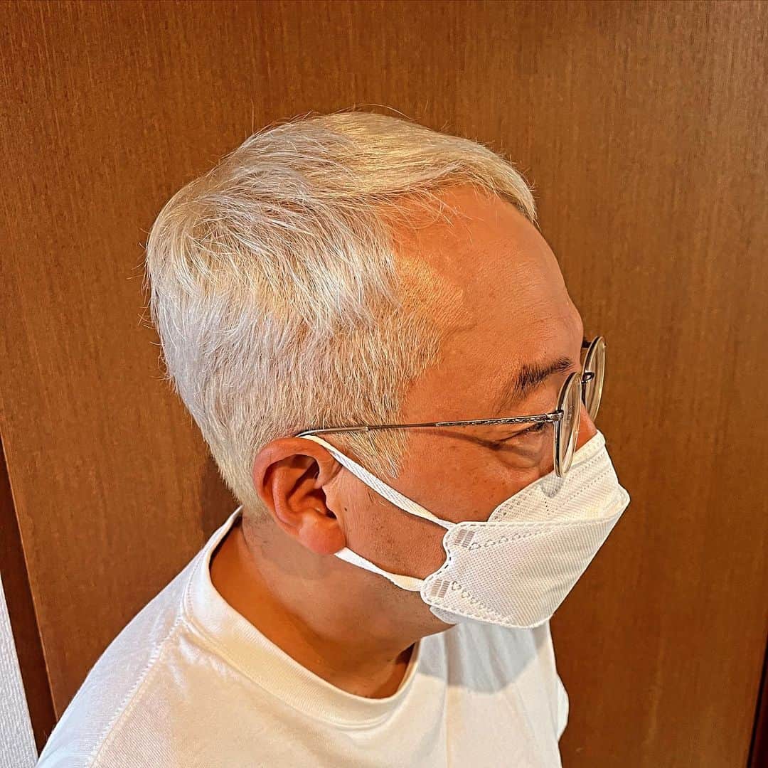 水谷さるころのインスタグラム：「「推しと同じような髪色にしてくれ」と頼んだら、素直に白銀にしてきてくれる夫。夫の娘には「身内を推しに寄せるのはやべーやつだよ」と言われたのですが…安心してください、気ならとっくに狂っています😇👿」