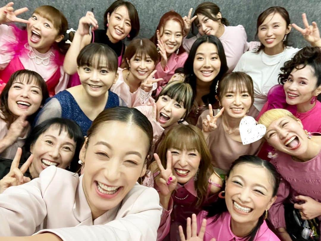 柳原可奈子のインスタグラム：「フジテレビ「オールスター合唱バトル」みんなの応援のおかげで無事に本番を終えることができました👏 ありがとう〜😂❤️  この素晴らしいママチームの一員として歌うことができて 本当に良かった〜‼️‼️‼️ 写真いーっぱい撮ったので、 またオンエア日解禁になったら載せるね〜🎶✨  🍱  私は早朝からスタジオ入りしたので、 長女が児発に持っていくお弁当を パパが初めて作ったよ👏‼️  連絡帳に 👨「今日のお弁当はいつもとちょっと違いますが、いつもと同じように美味しいはずです」 と書き込んでいて思わず笑っちゃった☺️✨  夜、空のお弁当箱をそーっと覗いて 嬉しそうにしているパパの姿は どんな言葉より愛に溢れていて 娘が大人になったら伝えてあげたいと思ったよ❣️  みんなの協力で🤝 ステージに立つことができて 最高に幸せな1日でした❤️  #オールスター合唱バトル　#合唱バトル」