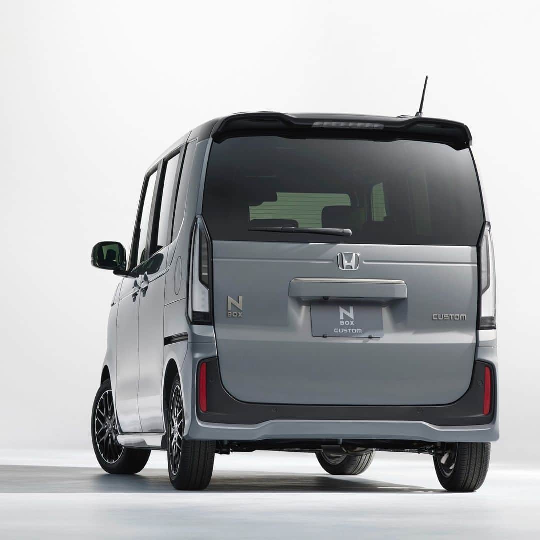 Honda 本田技研工業(株)さんのインスタグラム写真 - (Honda 本田技研工業(株)Instagram)「新型「N-BOX」10/6発売  広い室内空間はそのままに、開放感ある視界にすることで運転しやすい＆居心地の良い空間を実現。  安全運転支援システム「Honda SENSING」は全タイプに標準装備、新世代コネクテッド技術「Honda CONNECT」を #Honda の軽自動車として初採用しました。  #ホンダ #NBOX #エヌボックス #Nシリーズ #Nのある暮らし #新型NBOX #NBOXカスタム #NBOXCUSTOM #HondaNBOX」10月5日 12時18分 - hondajp