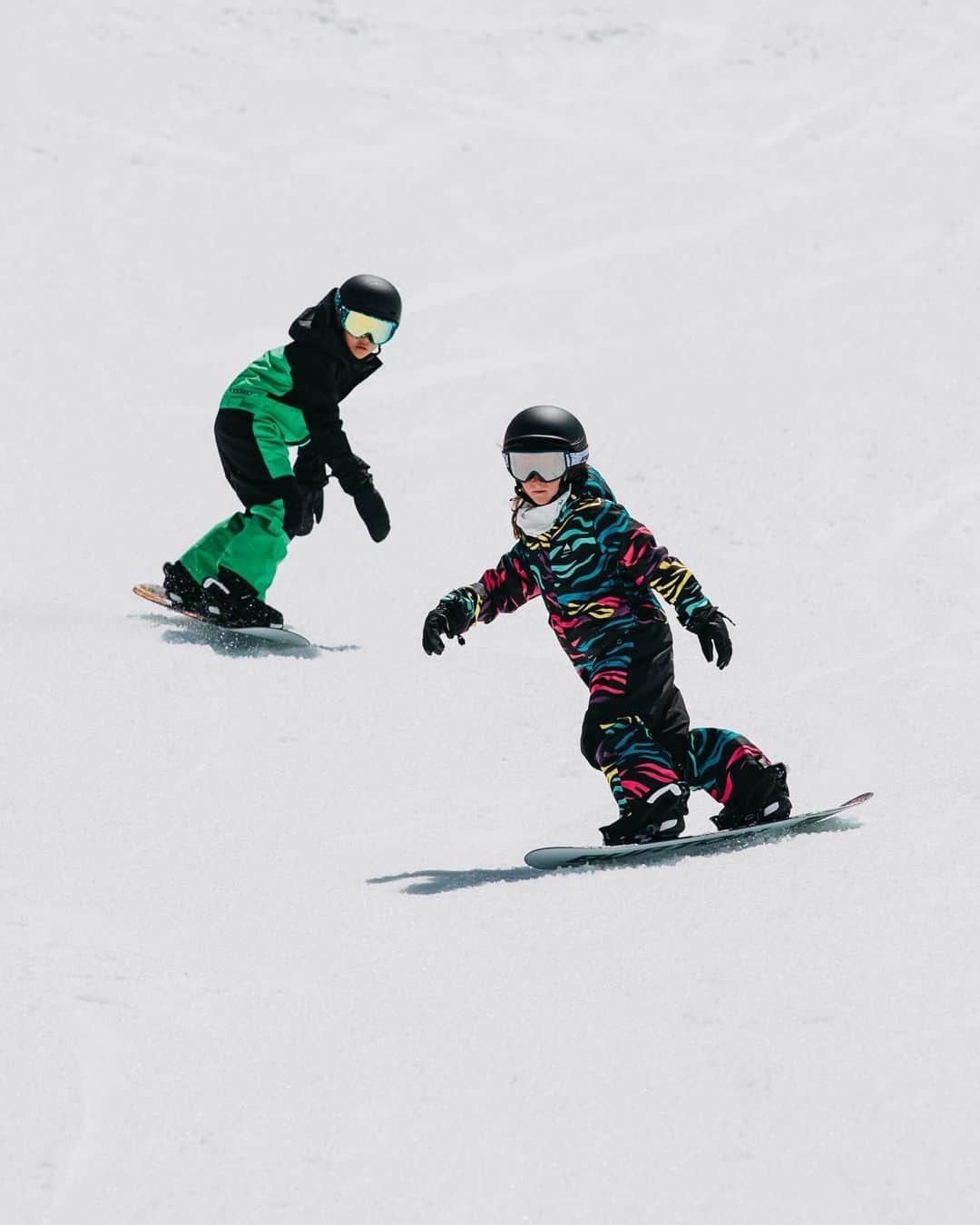 Burton Japanのインスタグラム：「新登場のSTEP ON®︎ Gromなら小さいキッズスノーボーダーも一人で楽々脱着が可能！今シーズンはSTEP ON®︎ GromでSTEP ON®︎デビューしましょう！詳しくはプロフィールのリンクから。 #Burton #Snowboarding #STEPON」