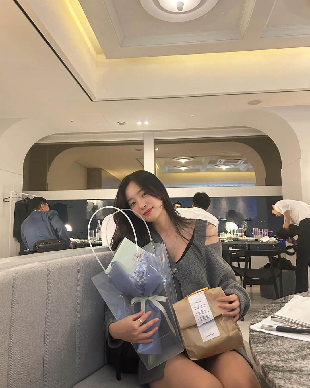 ナリ さんのインスタグラム写真 - (ナリ Instagram)「#mybirthday🥳🎂 축하해주셔서 감사합니당 차서진 또는 김나리로 앞으로도 열심히 살겠습니다ㅎㅎ 날씨가 부쩍 추워졌으니, 감기조심하세용!🫶🏻 #withmommy 🩷」10月5日 12時41分 - kimnaris