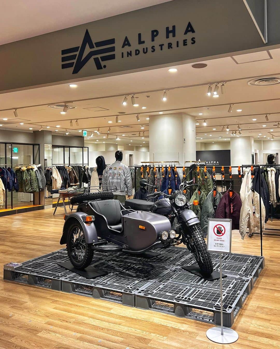 Ural Motorcyclesのインスタグラム：「本日から、Alpha Industriesさん @alpha_industries_japan の大阪心斎橋ParcoショールームにてUral Gear Up 2023を展示中です！ぜひ遊びに来てくださいね！」