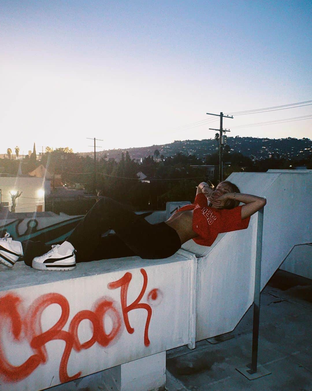 レイン・マッケンジーさんのインスタグラム写真 - (レイン・マッケンジーInstagram)「rooftop exploration  #hollywood #younghollywood #losangeles #california #styleinspo #urbanphoto」10月5日 12時36分 - makenzie_raine