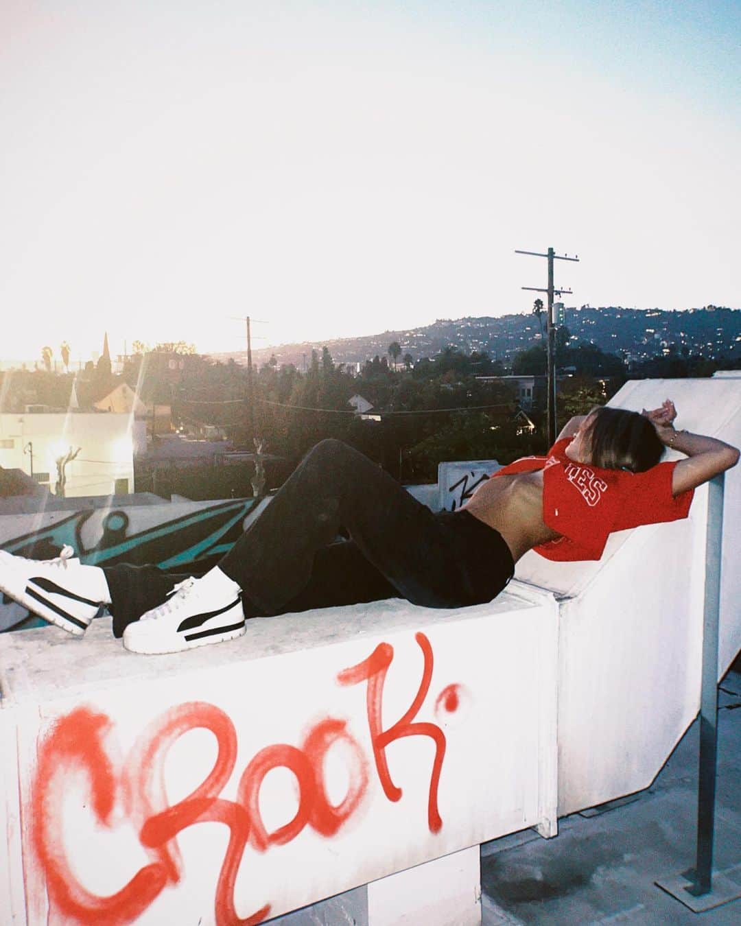 レイン・マッケンジーのインスタグラム：「rooftop exploration  #hollywood #younghollywood #losangeles #california #styleinspo #urbanphoto」