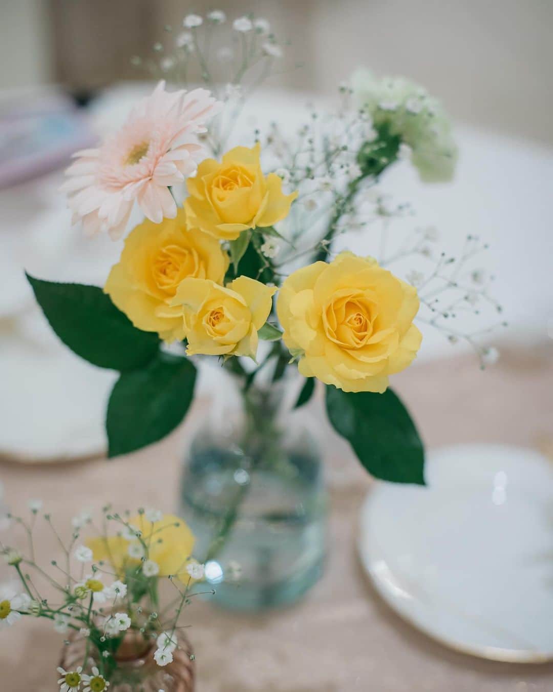 アニヴェルセル 大阪 公式さんのインスタグラム写真 - (アニヴェルセル 大阪 公式Instagram)「・  ゲストテーブル装花のご紹介🥀  披露宴全体のお写真を撮る際にポイントとなってくるのがゲストテーブル装花です✨  最近は、花器やお花の大きさ、高さになどにこだわりを持つ花嫁様も沢山います💖  プレ花嫁・プレ花婿の皆様は 是非お打ち合わせを楽しんでくださいね☺️  @anniversaire_official  @anniversaire_osaka   ＿＿＿＿＿＿＿＿＿＿＿＿＿＿＿＿＿＿＿＿＿＿  大阪・難波の結婚式場 アニヴェルセル 大阪 @anniversaire_osaka  ▫️ドレスが映えるロイヤルブルーの大聖堂 ▫️天候に左右されないフラワーシャワースペース ▫️なんば駅すぐに佇むお城のような外観  特別な空間で憧れのウェディングが叶います ＿＿＿＿＿＿＿＿＿＿＿＿＿＿＿＿＿＿＿＿＿＿  #結婚式 #ウェディング #アニヴェルセル #アニヴェルセル大阪 #大阪結婚式場 #大阪結婚式 #なんば結婚式 #なんば結婚式場  #プレ花嫁 #アニ嫁 #2023花嫁 #2024花嫁 #式場見学 #式場探し #ブライダルフェア #フォトウェディング #ウエディングフォト #大聖堂 #大聖堂ウェディング #卓上装花 #ゲストテーブル装花 #ゲストテーブルフラワー」10月5日 12時37分 - anniversaire_osaka