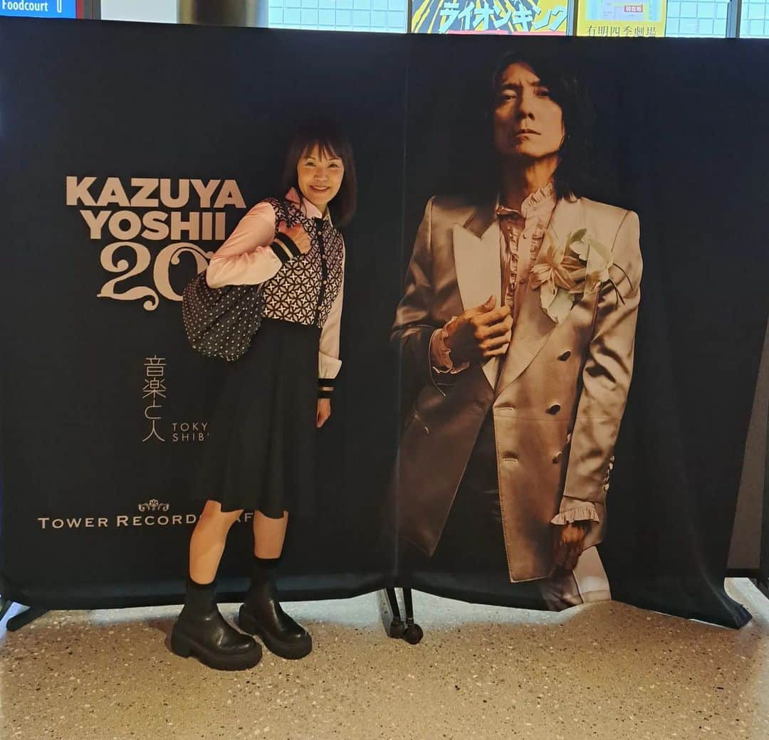 のインスタグラム：「【吉井和哉展「ニ◎」に行ってきました】part③  上映後は、吉井和哉さん登壇！  私は思ったより、落ち着いていましたが、 会場にいらした皆さん、どうでしたか？ 私か思うに、 皆さんも、なんだろう、 声にならない声を出す！！！とか、 悲鳴に近い歓声！！！とかでは意外とない感じで。  "あ、吉井さん、元気そうでよかった"的なホッとした感じに包まれたような雰囲気のように思えました。  ステージが遠かったと言うのもあるけど、 (吉井さんも、遠っ！って言ってたよね(笑)) 様々な吉井さんのコレクションが並んでる向こうに 吉井さんがいるから、 ライブに使われる会場とは言え、 非日常空間と言うのでしょうか。 釣りのボートの向こうに吉井さんいるって、 ないもーん(笑)  だから、うん、客電バン！って消えて、 照明照らされたそこに、吉井さんが現れたら、 キャーーーーーー🤩となったと思うのですが、 ちょっと照れながら？歩いて、 どうもーと現れたから、 (お衣装も地味め(失礼！)、いや秋らしかったので)、 推しが生きている！元気そう！ 姿を見せてくれた！ しゃべってる！声出るようになったんだ！ あ、笑った顔、吉井さんだ！ なんか、それにホッとして満たされるみたいな、、、 私はそんな気持ちでした。  声はもちろんだけど、メンタルも心配だったし。。。 やっぱり、 喉の不調ってほんまにつらいってわかるし、 昨年末の武道館も、ソロの周年も、 吉井さんはそりゃもちろん絶対、 ライブしたかっただろうし、 ファンがそれを望んでるのもわかってるだろうし、 何もないよりこういうイベントがあった方がいいでしょ？とか、 そんな風に全く思ってなかったと思うんですよ。 ライブできなくてごめんね的な。 それはスタッフの皆さんにもあったのかな。。。 スタッフさんにも感謝の気持ちを伝える吉井さんを見て思いました。 だから、 すごく展示の内容も考えてくれたんだろうし、 (その気持ちを汲んでスタッフの皆さんも頑張ってくれたと思う) 体調が許すならば、ギリギリの判断になっても登壇したいと思っていただろうし、 でも出てきても、 いえーい！みたいなこともできないだろうなぁとか、 吉井さん、いろいろ考えてたんじゃないかなーーーと勝手に想像し、 だから、元気そうだったのが嬉しかったし、 なによりでした。  ※思いの外、長くなったので、 続きます(苦笑)  #吉井和哉20th #吉井和哉展」