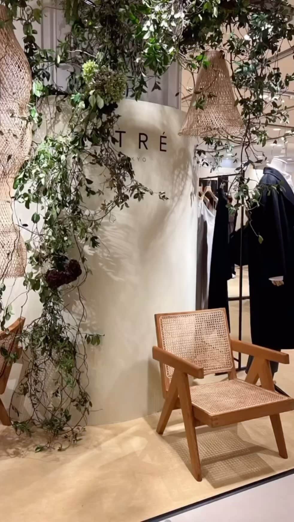 のインスタグラム：「昨日は @etretokyo のポップアップへ🚗  お手伝いしに行くはずが閉店までお買い物してしまいました🛒 店内の雰囲気も装飾もぜんぶ素敵✨✨  コラボシューズも２足買いのお客様が多くデザインや履き心地を気に入ってくださり感激しました😭🙏🏻  羊さん人気すぎて完売してオーダーに🐏  エトレポップアップは 10/10(火)までです✨うめだ阪急４階コトコトステージ  是非遊びに行って見てください❤️ #etretokyo  #エトレトウキョウ  #ポップアップストア」