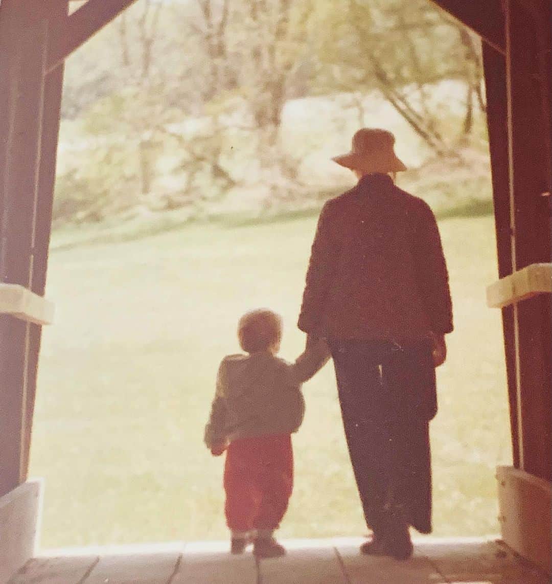 ジョシュア・レナードのインスタグラム：「While hanging out with my 6 year-old, i sometimes find myself remembering fragments of my own younger perspectives… (though admittedly unsure as to how these memories may have been subconsciously tailored to account for my interceding life.)  But as i watch her struggle with way-too-big-emotions or burst with unmitigated joy…. i think MAYBE, this part of being human never really changes?   Maybe it’s just our containers (or CPU’s) for this stuff that mutate and evolve over time. Bigger, of course… as we grow we get an objectively longer view. And we can also become more efficient with practice and less fearful by trial.   Or, conversely, we can be thinned by the sandpaper mobius strip of our entrenched beliefs. Or make ourselves fat and impenetrable from real traumas in order to prevent overt scarring.  In this hypothetical, the internal primary-bigness never lessens, it just gets reframed. And that framing becomes our experience in life.  FWIW, in this hypothetical, i also believe that the frame itself is capable of regeneration.」