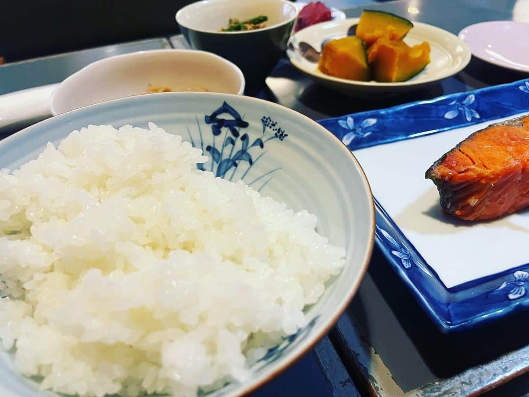宮田麺児さんのインスタグラム写真 - (宮田麺児Instagram)「コロラドの鮭定食　最高や。  #鮭」10月5日 12時43分 - miyatamenji
