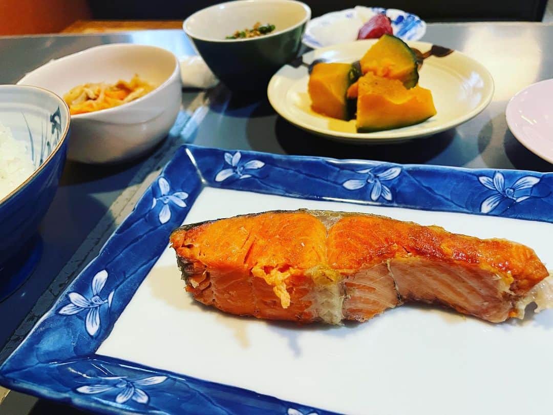 宮田麺児のインスタグラム：「コロラドの鮭定食　最高や。  #鮭」