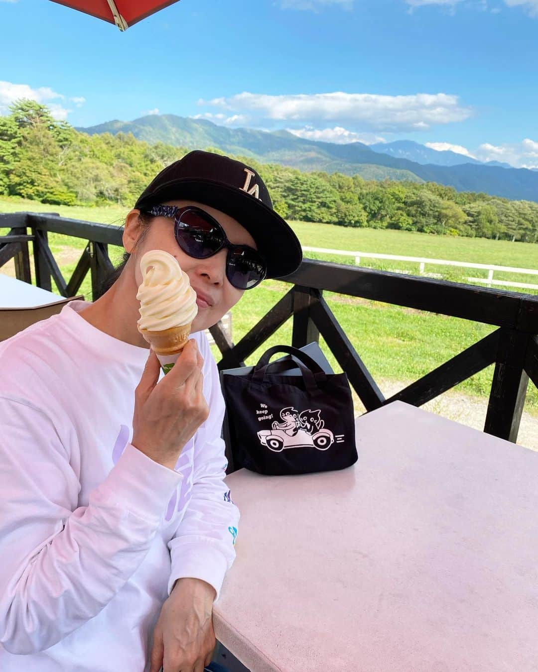 藤あや子のインスタグラム：「🍦 10年ぶりに八ヶ岳の清泉寮ファームショップを訪れました⛰️ 爽やかな空気とgoodロケーションで頂く名物のジャージー牛ミルクソフトは最高でした😆✨  開放感MAXになった結果アスレチックでハシャいじゃったよね😙  #清泉寮 #ソフトクリーム」