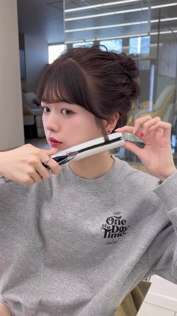 高橋英昇のインスタグラム：「おくれ毛ウェーブの巻き方です✨ ストレートアイロンで通すだけで簡単にできます！ スタイリングの際に保存してお使いください⭕️ ˗˗˗˗˗˗˗˗˗˗˗˗˗˗˗˗˗˗˗˗˗˗˗˗˗˗˗˗˗˗˗˗˗˗˗˗˗˗ ⁡ ◌ @eisho_coa  ⁡ 前髪顔周りのどんな悩みも 是非ご相談下さい✨ ⁡ ☑︎流し前髪だけど要望と違う ☑︎前髪顔周りを切られすぎる ☑︎顔周りがなくて困っている ☑︎前髪が巻きづらく上手くいかない ☑︎変な毛がいつも前髪に出てくる ☑︎扱いづらくて困っている ☑︎おでこが狭くて悩んでいる ⁡ などなど 少しでも気になることは全てお聞かせ下さい✨ メモ持ってきても大丈夫です📝 ⁡ ˗˗˗˗˗˗˗˗˗˗˗˗˗˗˗˗˗˗˗˗˗˗˗˗˗˗˗˗˗˗˗˗˗˗˗˗˗˗ ⁡ ⁡ ◌ 料金 ◌ ・カット ¥8800 ・カット 𓂃 トリートメント ¥12100 ・カット 𓂃 カラー ¥17600 ・カット 𓂃 カラー 𓂃 トリートメント ¥22000 ⁡ ※初回のみ指名料+¥3300かかります。 2回目以降は指名料無料です。 ⁡ ⁡ 𓂃 よくあるご質問 𓂃 ⁡ ⁡ Q . 予約はどうしたらいいですか？ ⁡ ✎ プロフィールのURLからお待ちしております✨ ⁡ ⁡ Q . 場所はどちらですか？ ⁡ ✎ 東京都中央区銀座6-13-9 GIRAC GINZA 7F 【銀座駅5分、東銀座駅から徒歩3分】 ⁡ ⁡ Q . 投稿に可愛い子しか載っていないですが、 私が行っても大丈夫ですか？ ⁡ ✎もちろん大丈夫です。 僕のお客様は【3歳〜74歳】の 子連れ様から老若男女幅広いの方が ご来店してくださっております。 女性は必ず可愛くします！ 実は男性のカットも得意です。 最近ご紹介もかなり多いです✨ ⁡ Q . どんな美容師？ ⁡ ✎ お話するのが好きです✨ ただ施術中は技術に没頭する時があり その時はあまり話さなくなります✂︎ ⁡ Q . カウンセリングはしっかりしてもらえますか？ ⁡ ✎もちろんです！ 前髪顔周りの生え際、癖毛、割れめ、こめかみ、 頬骨、えら、丸顔、面長、りんかく などのお悩みもしっかりカウンセリングさせて頂いてから 施術に入らせて頂きますのでご安心ください✨ ⁡ ⁡ カットは【前髪】【ロングレイヤー】 が好きですが、 ミディアム、ボブ、ショート、 メンズカットも好きです。 巻きも得意なので、 知りたい方はなんでもお伝えします✨ ⁡ カラーはブリーチなしのワンカラーで 【艶感】【透明感】【くすみ感】が出るように 300種類以上の中から 独自の配合で調合しております。 ⁡ ストレートはダメージを最小限で抑えられるように かなりこだわっています！ 微アルカリ〜弱酸領域の範囲で施術するので 基本的に【ヘアカラー】と同時施術が可能です✨ ⁡ トリートメントはできるだけ長持ちできるように 【手触り】【質感】にこだわっています！ あとはアウトバスのヘアケアも重要なので 興味ある方はしっかり説明しています✨ ⁡ パーマは最近持ちの良いデジタルパーマが好きです。 熱処理する事で普通のパーマより持ちが良くなります。 僕の使う薬剤は基本的にダメージを最小限でかけるので コテを使って巻いても大丈夫です。 巻かなくても普段のスタイリングはかなり楽になります✨ ⁡ #銀座　#千葉　#前髪カット　#顔周りカット　#小顔カット　#おくれ毛カット　#顔周り　#前髪　#シースルーバング　#かきあげ前髪　#小顔に見える顔周り #小顔カット #似合わせカット　#おくれ毛　#前髪顔周り似合わせ」
