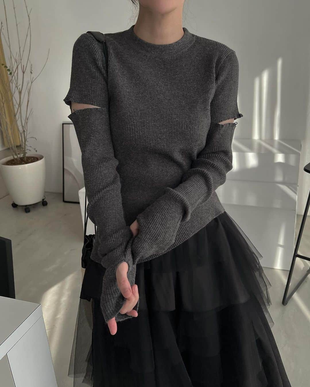 のインスタグラム：「'  これは2色買いしたい、 お問い合わせ殺到2!のリブサムホールTOPS♟️ メランジ糸のチャコールカラー。  しかも1番細く見える位置に半分だけ ほんのりスリットを入れ袖パカになる仕様！ でもボタン付きなので あまり開けたくない方は留めてナチュラルにも。  リブニットは薄過ぎず しっかり編んでいるけど伸縮性ありで 下着のラインなど全く響かず優秀👏！ 袖やバスト周りもピタピタが好きじゃないので 程よーくゆるいサイズ、でも不思議と華奢みえします(これまた優秀💮  スウェットやベストや ジャンスカ、オールインワンなどのインナーや 主役で1枚着ももちろん可愛いです。  10/7 19:00 - @willfully_official  #willfully」