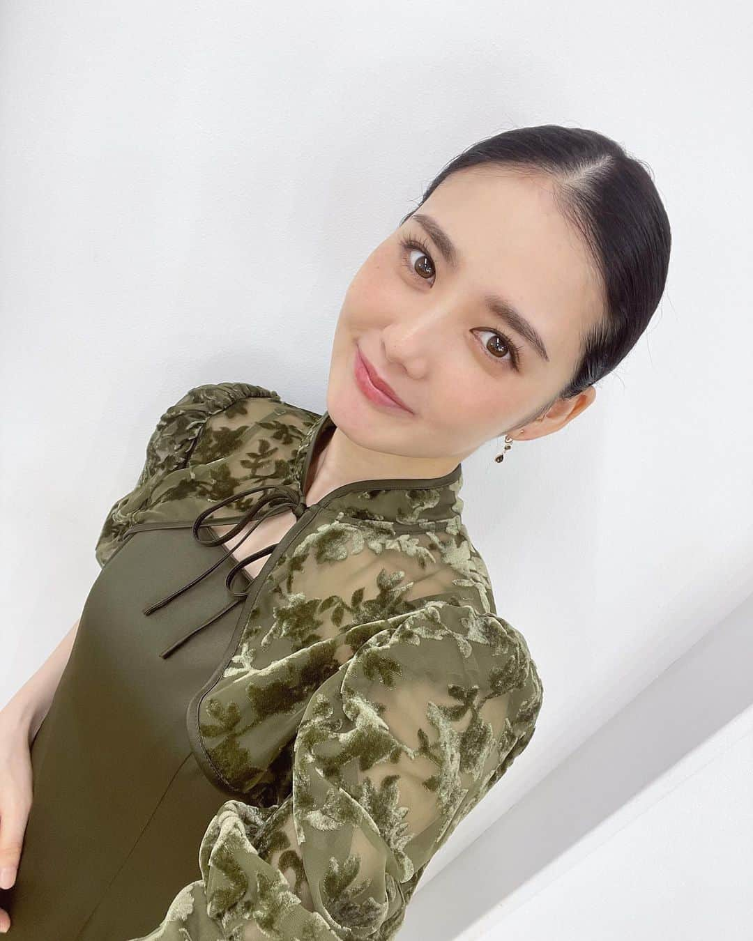 北香那さんのインスタグラム写真 - (北香那Instagram)「取材にて、着用させて頂いた洋服たちご紹介。  ✴︎スタイリング1 デザインが本当に可愛くてカラーも秋らしくてとても大好きなワンピースドレスです  ✴︎スタイリング2 胸元から腕にかけてのキラキラがとても可愛くて絶対に着たい！と…！ベロア生地も上品で好きです。  ✴︎スタイリング3 一目惚れしてしまったワンピース！デザインがとても好き。そしてマーメイドワンピースの形がとっても綺麗でお気に入りです。  とにかくこの日はお衣装が可愛くてみんなでキャーキャーしてました。ご満悦顔見て下さい。 正直はしゃぎまくりよ。  今回投稿しているお衣装全て↓のブランドさんです。  @leja__official  ブランド名：Leja  素敵なお衣装をありがとうございました❤︎  #leja」10月5日 12時51分 - kitakana._.official