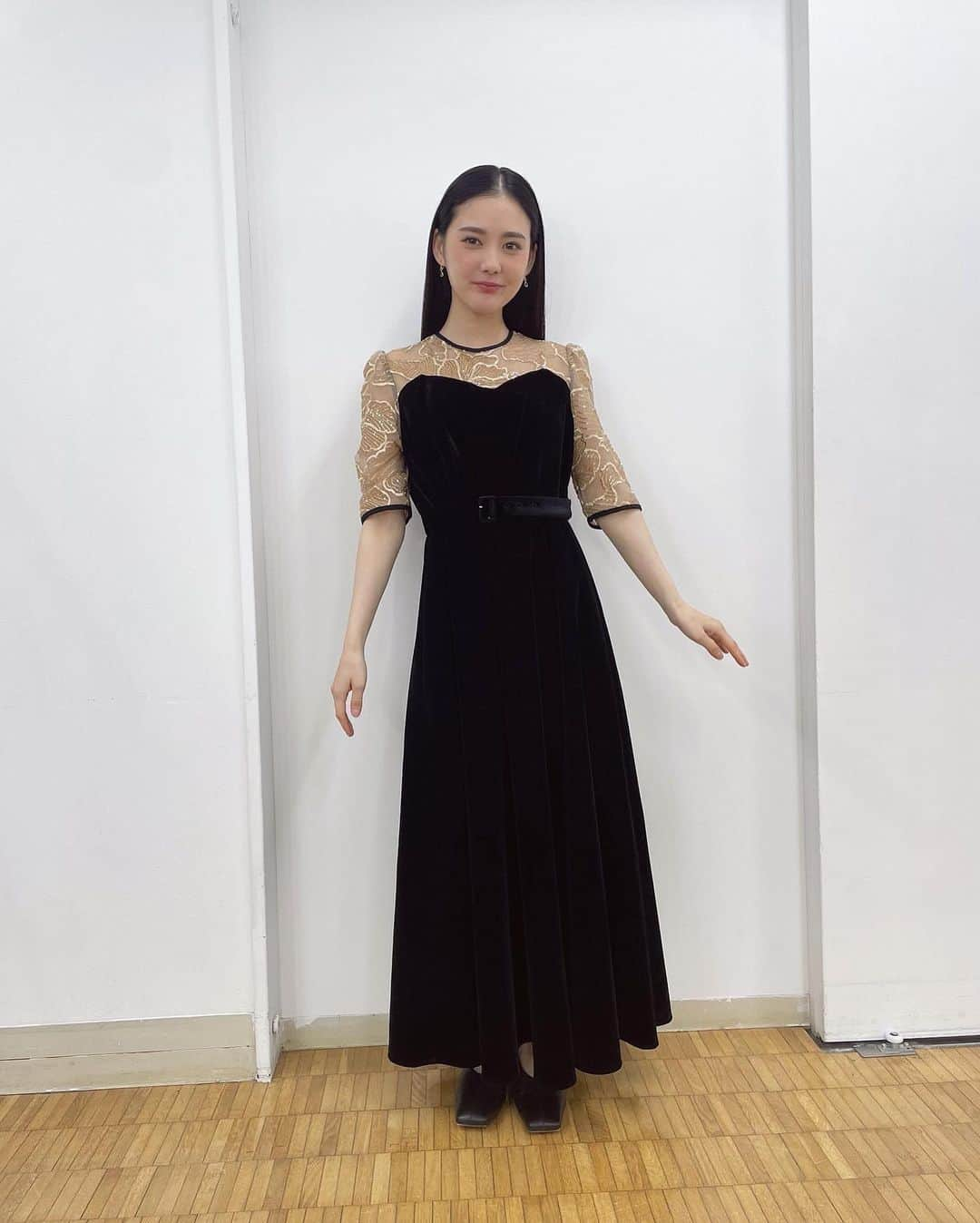 北香那さんのインスタグラム写真 - (北香那Instagram)「取材にて、着用させて頂いた洋服たちご紹介。  ✴︎スタイリング1 デザインが本当に可愛くてカラーも秋らしくてとても大好きなワンピースドレスです  ✴︎スタイリング2 胸元から腕にかけてのキラキラがとても可愛くて絶対に着たい！と…！ベロア生地も上品で好きです。  ✴︎スタイリング3 一目惚れしてしまったワンピース！デザインがとても好き。そしてマーメイドワンピースの形がとっても綺麗でお気に入りです。  とにかくこの日はお衣装が可愛くてみんなでキャーキャーしてました。ご満悦顔見て下さい。 正直はしゃぎまくりよ。  今回投稿しているお衣装全て↓のブランドさんです。  @leja__official  ブランド名：Leja  素敵なお衣装をありがとうございました❤︎  #leja」10月5日 12時51分 - kitakana._.official