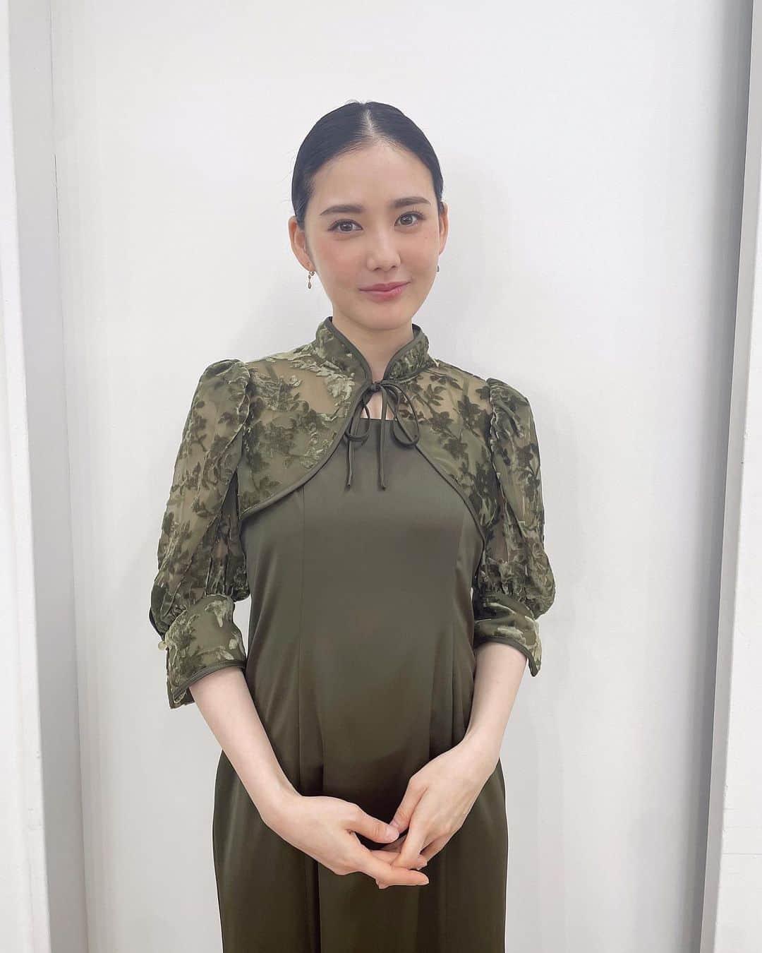 北香那さんのインスタグラム写真 - (北香那Instagram)「取材にて、着用させて頂いた洋服たちご紹介。  ✴︎スタイリング1 デザインが本当に可愛くてカラーも秋らしくてとても大好きなワンピースドレスです  ✴︎スタイリング2 胸元から腕にかけてのキラキラがとても可愛くて絶対に着たい！と…！ベロア生地も上品で好きです。  ✴︎スタイリング3 一目惚れしてしまったワンピース！デザインがとても好き。そしてマーメイドワンピースの形がとっても綺麗でお気に入りです。  とにかくこの日はお衣装が可愛くてみんなでキャーキャーしてました。ご満悦顔見て下さい。 正直はしゃぎまくりよ。  今回投稿しているお衣装全て↓のブランドさんです。  @leja__official  ブランド名：Leja  素敵なお衣装をありがとうございました❤︎  #leja」10月5日 12時51分 - kitakana._.official