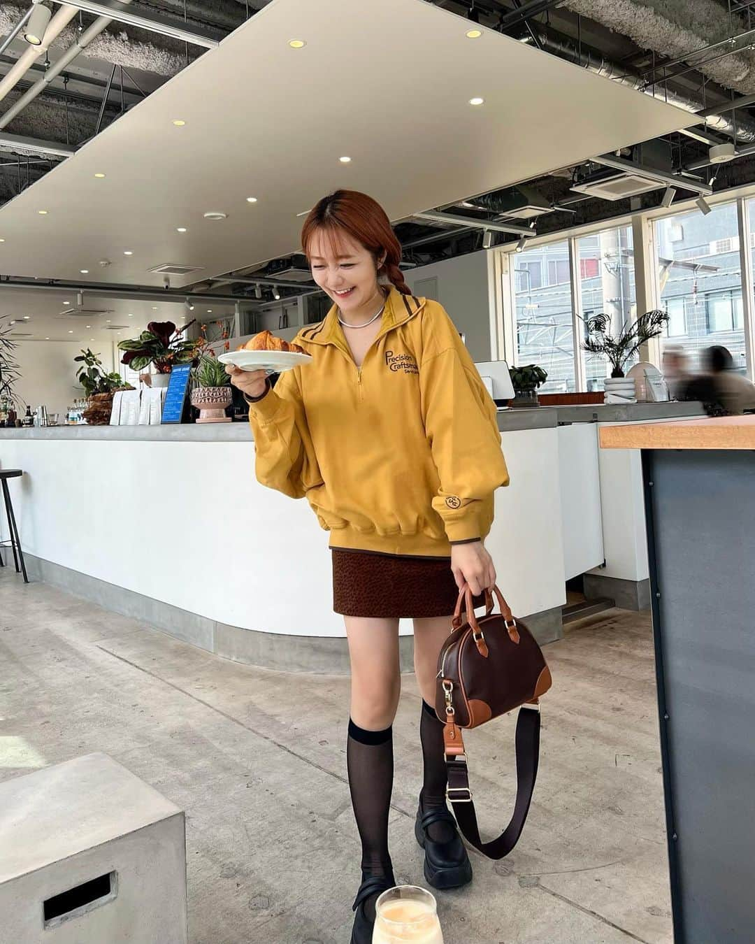 中島絢乃のインスタグラム：「🐝💛🥐  .  この日のコーデ☁️ tops : #classicalelf (イエロー･Mサイズ) skirt : #desir_etraison shoes : #zara bag : #accommodex中島姉妹  なつがブルーのニットだったので それならいいカフェがある！と 連れて行ったamber☕️🌿  カップやメニューがブルーで かわいいんだよね、、🏠💙  .  対して私はイエローのトップス🐝 (青と黄色の二人組でした✌︎笑)  こういうイエロー着ると秋って感じするな🍂 トレンドのハーフジップに配色ライン、 アウトドアにも着ていけそうだよね😳💫⛰️  男女兼用なのでリンクコーデにも👫💛 カラバリ5色あったよ◎ 〰〰〰️〰〰〰〰️〰 @classicalelf_official #クラシカルエルフ #classicalelf #エルフコーデ #ジャバ #java #ユニクロ #ザラ #zozo #zozotown #zozo購入品 #zozotown購入品 #プルオーバー #ハーフジップ #メンズライク #プチプラ #プチプラコーデ」