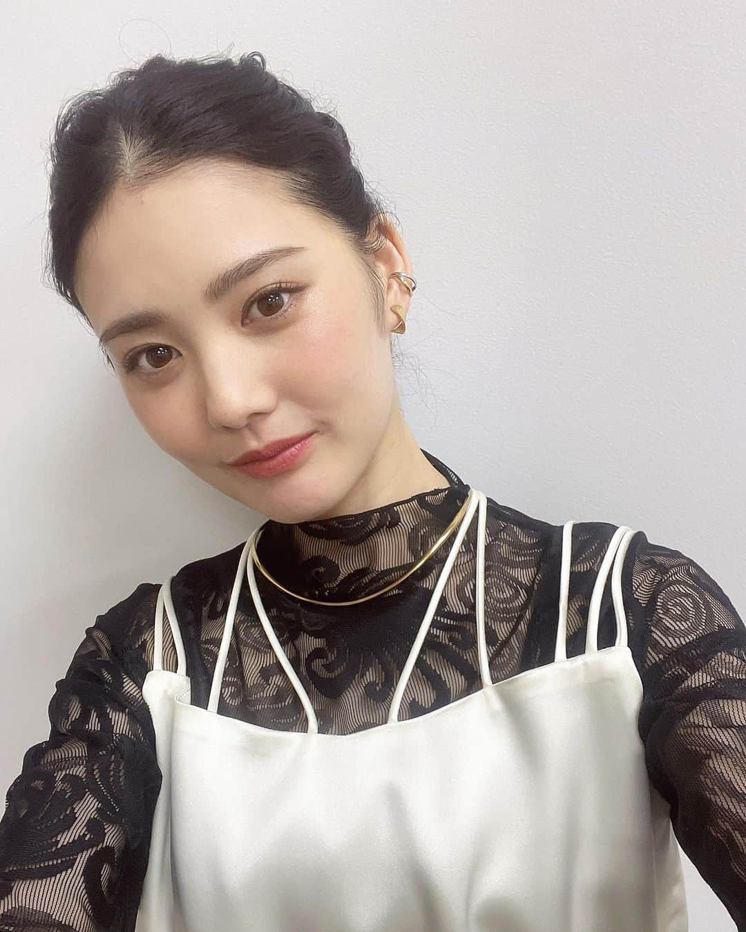 北香那さんのインスタグラム写真 - (北香那Instagram)「取材にて着用させて頂いたお洋服たちご紹介！  ワンピースが続いたのでカッコよく決めていただいた時の。私には珍しいスタイリングで、でも違う雰囲気もなかなかいいなぁと感じながら可愛いお衣装に包まれました。後ろから見た方の透け感がお気に入り！ 楽しかったし、可愛いお洋服たちを目の前にときめいた。  ヘアセットも激かわ。  ●お洋服、白キャミ 　@aoiwanaka.official ●黒レースブラウス、緑パンツ 　@sahara_japan ●アクセ　 　@joueteofficial ●パンプス　 　@seven_twelve_thirty.official」10月5日 12時53分 - kitakana._.official