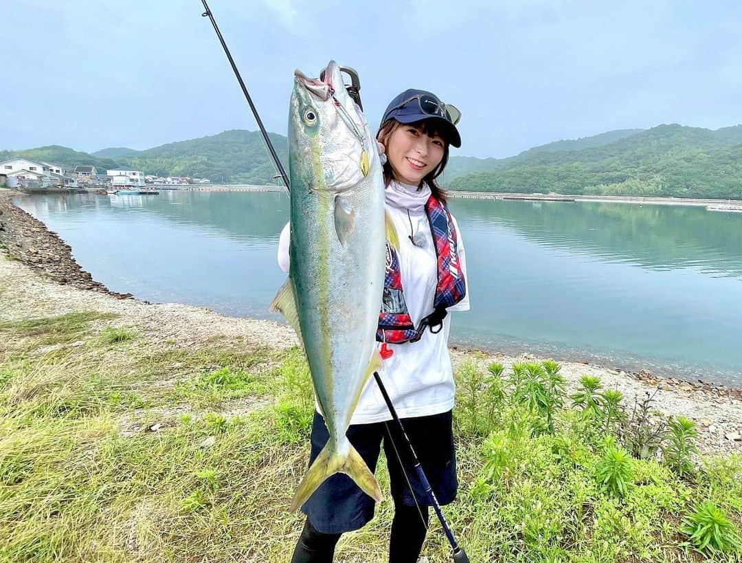 高本采実さんのインスタグラム写真 - (高本采実Instagram)「🎣 初の安戸池へ、ショアジギ！！  安戸池釣場、おすすめポイントたくさんあるので共有します🌞 足場よく、トイレもあり、深いところでも水深10m🌊 お子様連れや初心者の方でも安心なロケーション✨  池なのに海水という不思議な感覚やけど、 行った当日は朝一から青物のナブラがありました🔥 ハマチやヒラマサの回遊も足元まで来るから丸見え！！ タイミング合い見える範囲ではジグを食う瞬間も丸見え...🫣 行ったタイミングが運良く魚の活性が高く、ほんまに楽しすぎました🥺  しかも！ここで釣った魚は全部3枚下ろしにしてくれます🐟しかもめっちゃ早いw 有り難すぎるサービス🙏🏻  そして2Fにあるワーサン亭(レストラン・喫茶)の定食(特にハマチ)がめっちゃ美味しい！！ この定食を食べにやって来るお客さんも沢山いました🍚🐟  ルアーもエサも楽しめる釣場なので、気になる方は是非HP等チェックしてみてね🌞  🎣　フィッシュフック／安戸池釣場  . . . .  #安戸池 #ソルトレイクひけた #安戸池釣場 #ショアジギ #ハマチ #青物 #ショアジギング #jigging #魚捌き #ワーサン亭 #香川県 #ソルパラTV #大物ハンター #アングラー #fishinggirl #钓鱼 #高本采実 #あやみん #ayamistagram」10月5日 18時40分 - ayami__summer