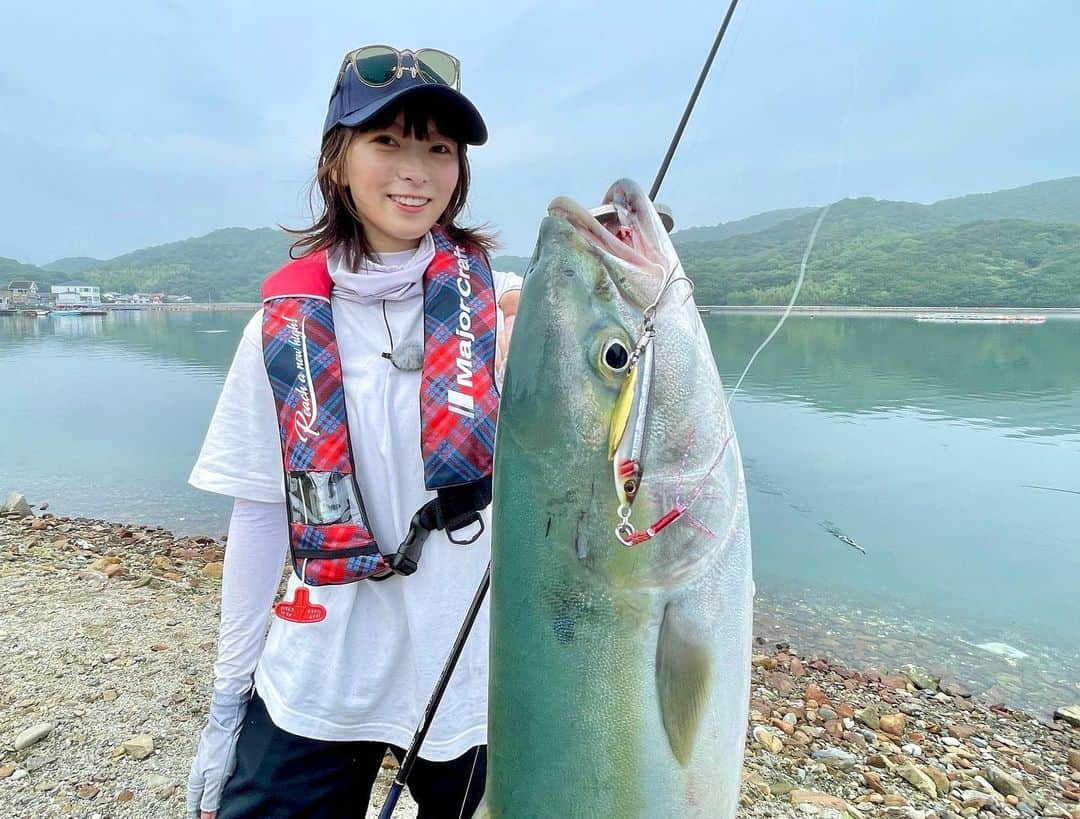 高本采実さんのインスタグラム写真 - (高本采実Instagram)「🎣 初の安戸池へ、ショアジギ！！  安戸池釣場、おすすめポイントたくさんあるので共有します🌞 足場よく、トイレもあり、深いところでも水深10m🌊 お子様連れや初心者の方でも安心なロケーション✨  池なのに海水という不思議な感覚やけど、 行った当日は朝一から青物のナブラがありました🔥 ハマチやヒラマサの回遊も足元まで来るから丸見え！！ タイミング合い見える範囲ではジグを食う瞬間も丸見え...🫣 行ったタイミングが運良く魚の活性が高く、ほんまに楽しすぎました🥺  しかも！ここで釣った魚は全部3枚下ろしにしてくれます🐟しかもめっちゃ早いw 有り難すぎるサービス🙏🏻  そして2Fにあるワーサン亭(レストラン・喫茶)の定食(特にハマチ)がめっちゃ美味しい！！ この定食を食べにやって来るお客さんも沢山いました🍚🐟  ルアーもエサも楽しめる釣場なので、気になる方は是非HP等チェックしてみてね🌞  🎣　フィッシュフック／安戸池釣場  . . . .  #安戸池 #ソルトレイクひけた #安戸池釣場 #ショアジギ #ハマチ #青物 #ショアジギング #jigging #魚捌き #ワーサン亭 #香川県 #ソルパラTV #大物ハンター #アングラー #fishinggirl #钓鱼 #高本采実 #あやみん #ayamistagram」10月5日 18時40分 - ayami__summer