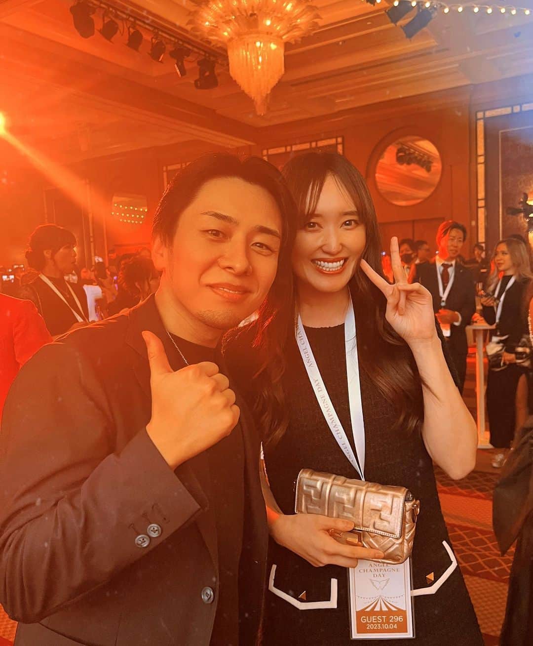 白い雪乃のインスタグラム：「@angel_champagne_japan  パーティーで 有名人がたくさんいる中 一際輝いていた私の推しの社長さん。 @negisico  このインスタに男性とツーショットを載せる日ようやくきました。 声をかけて3秒ぐらいで 「白い雪乃！！」と名前まで覚えてくれている始末 引退まで2ヶ月。 またひとつ最高の思い出ができました！  ※少しでも可愛く写りたかったので写真は2枚とも遠近法使って2歩程下がってます  #ネギシコ社長 #negi #ぐんまちゃん #angel」